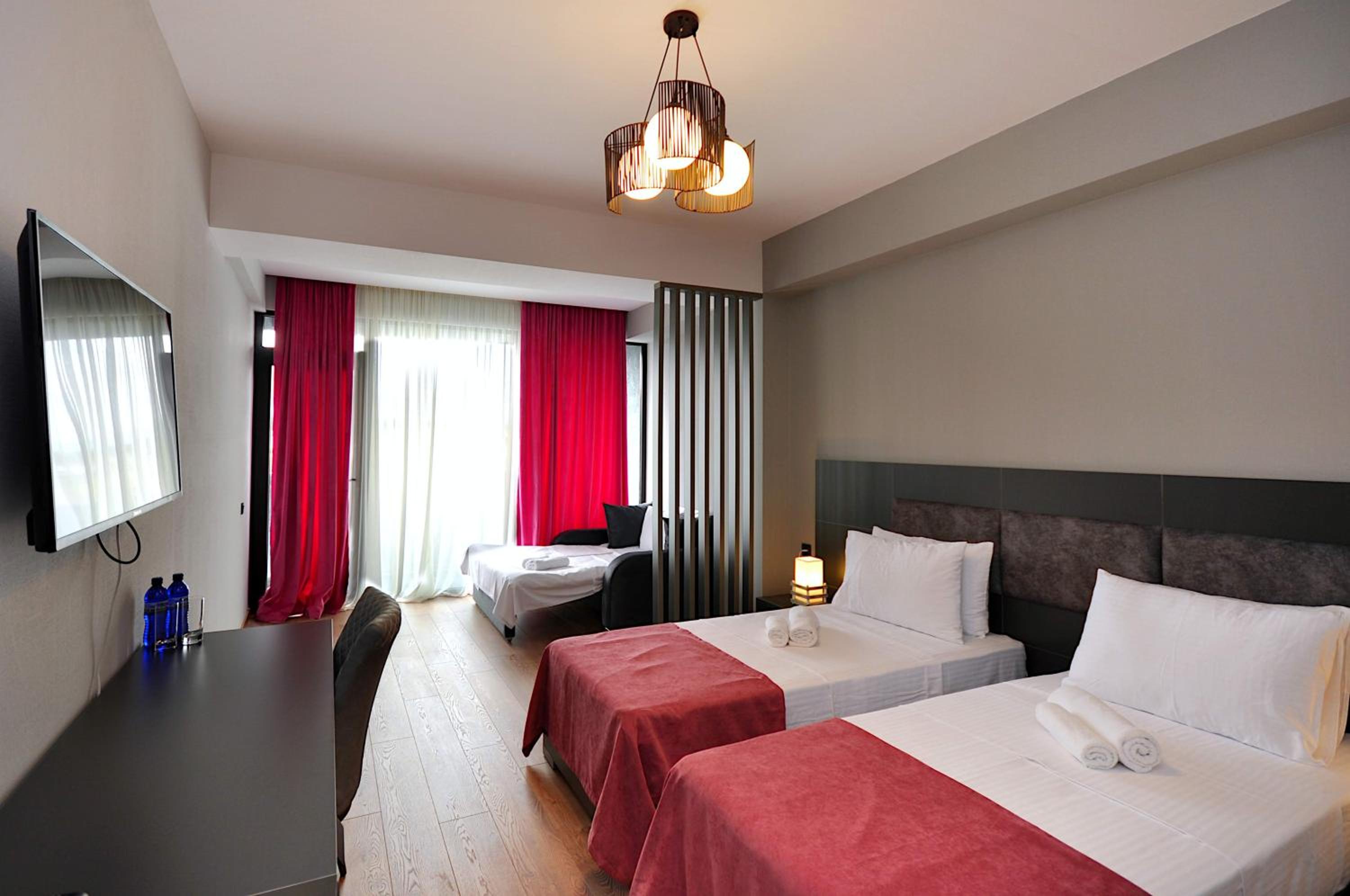 Deluxe Double Room with Balcony - Photo 10