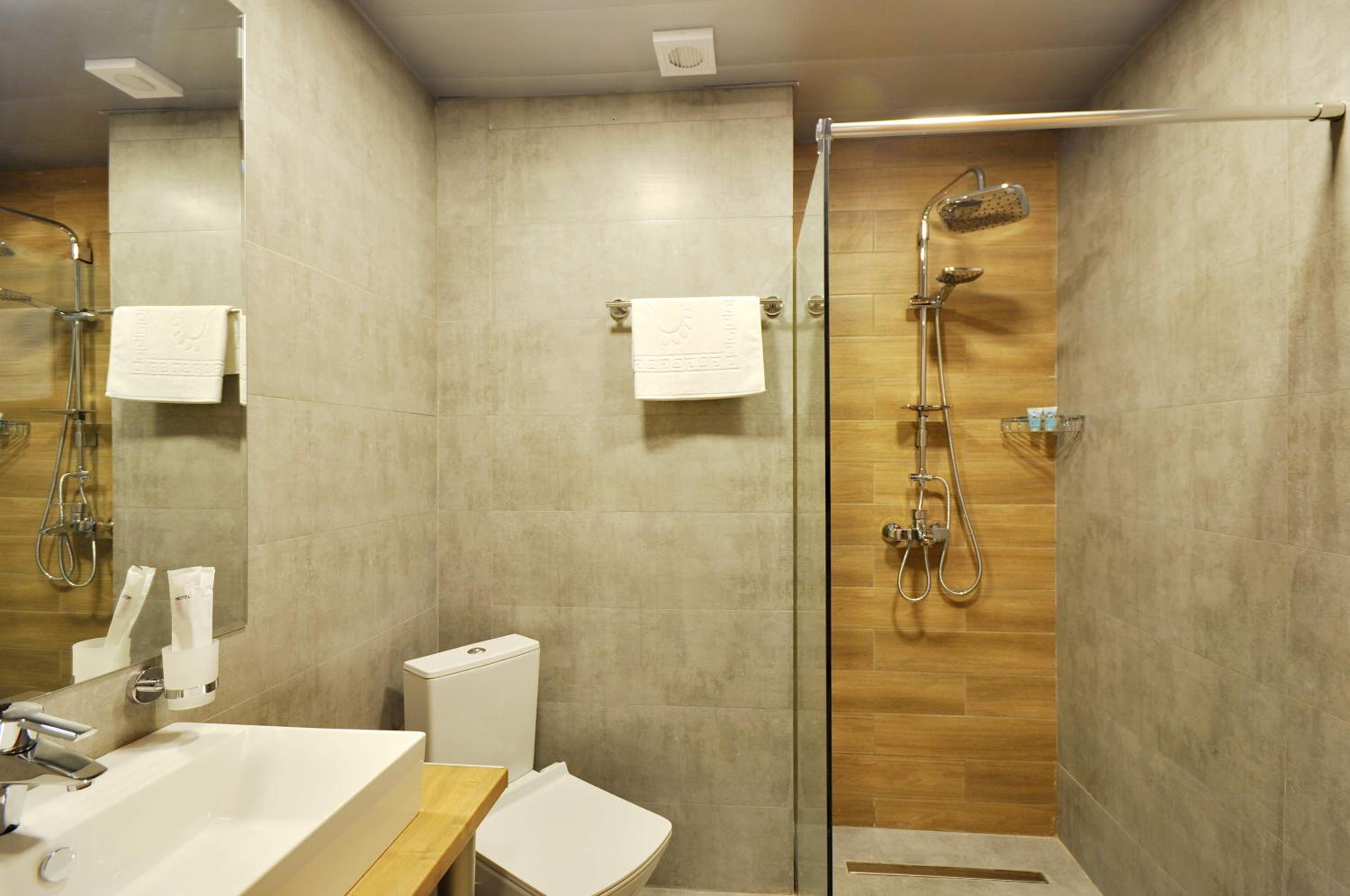 Deluxe Double Room with Balcony - Photo 11