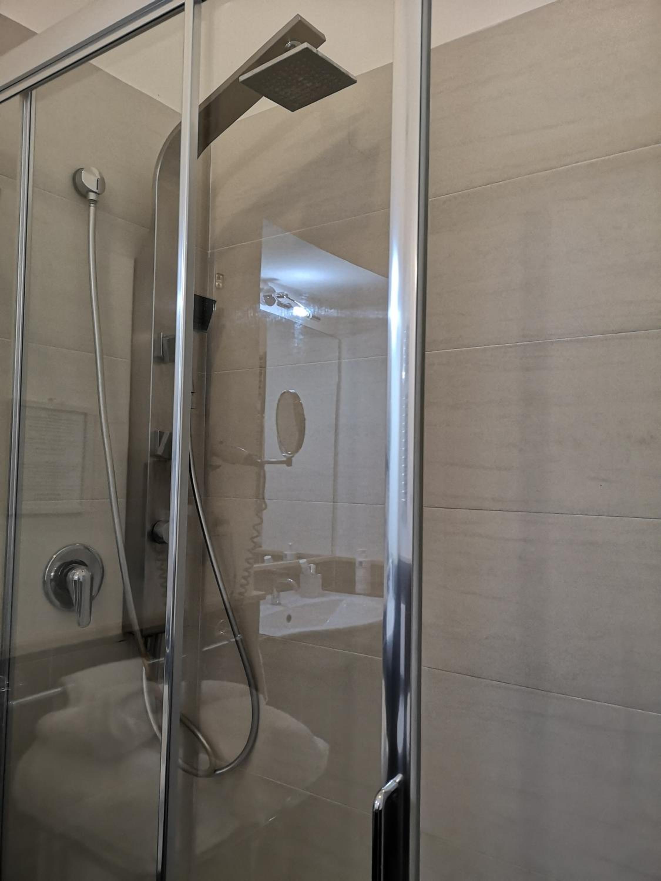 Double Room with Balcony - Photo 9