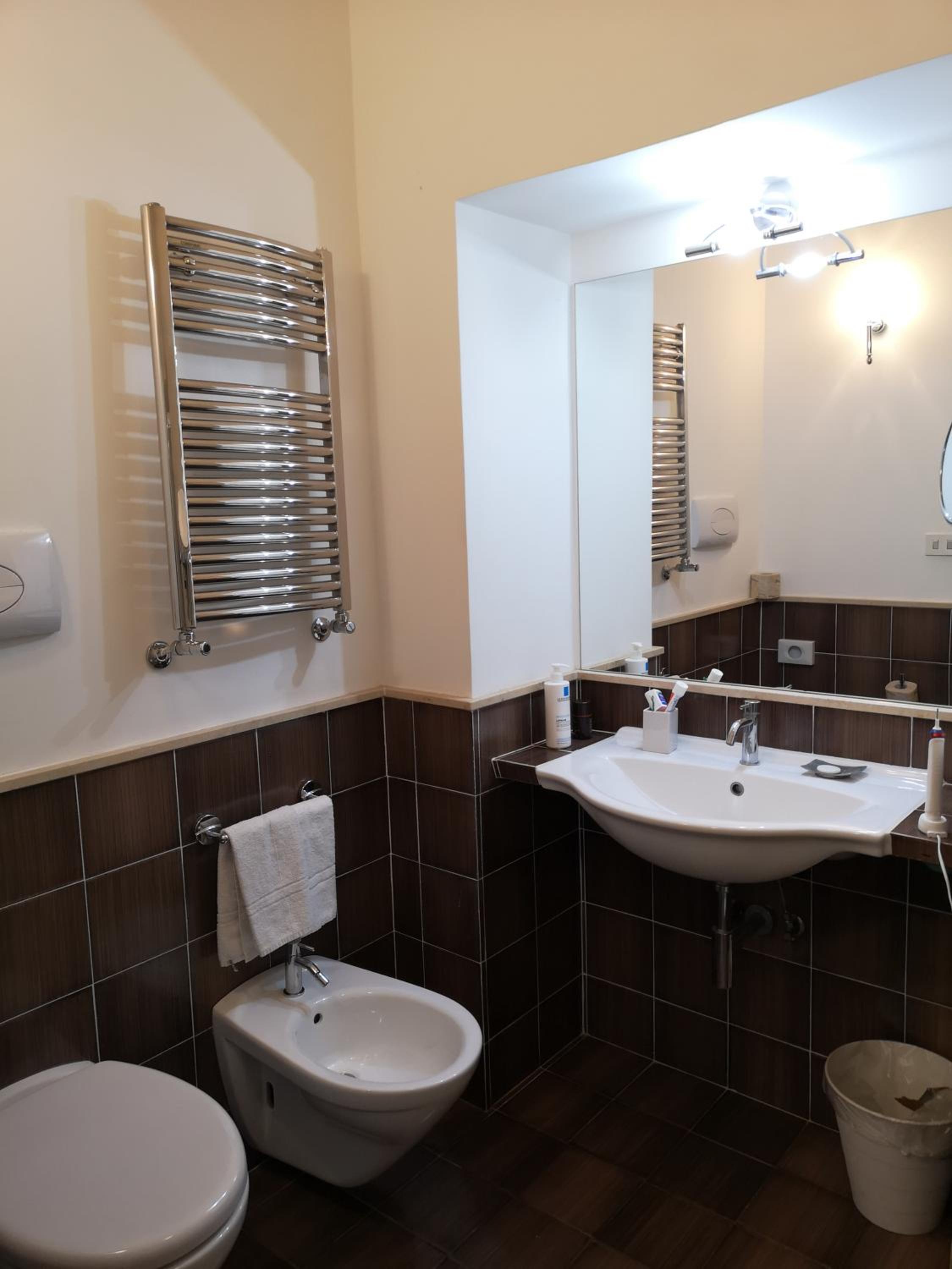 Double Room with Balcony - Photo 10
