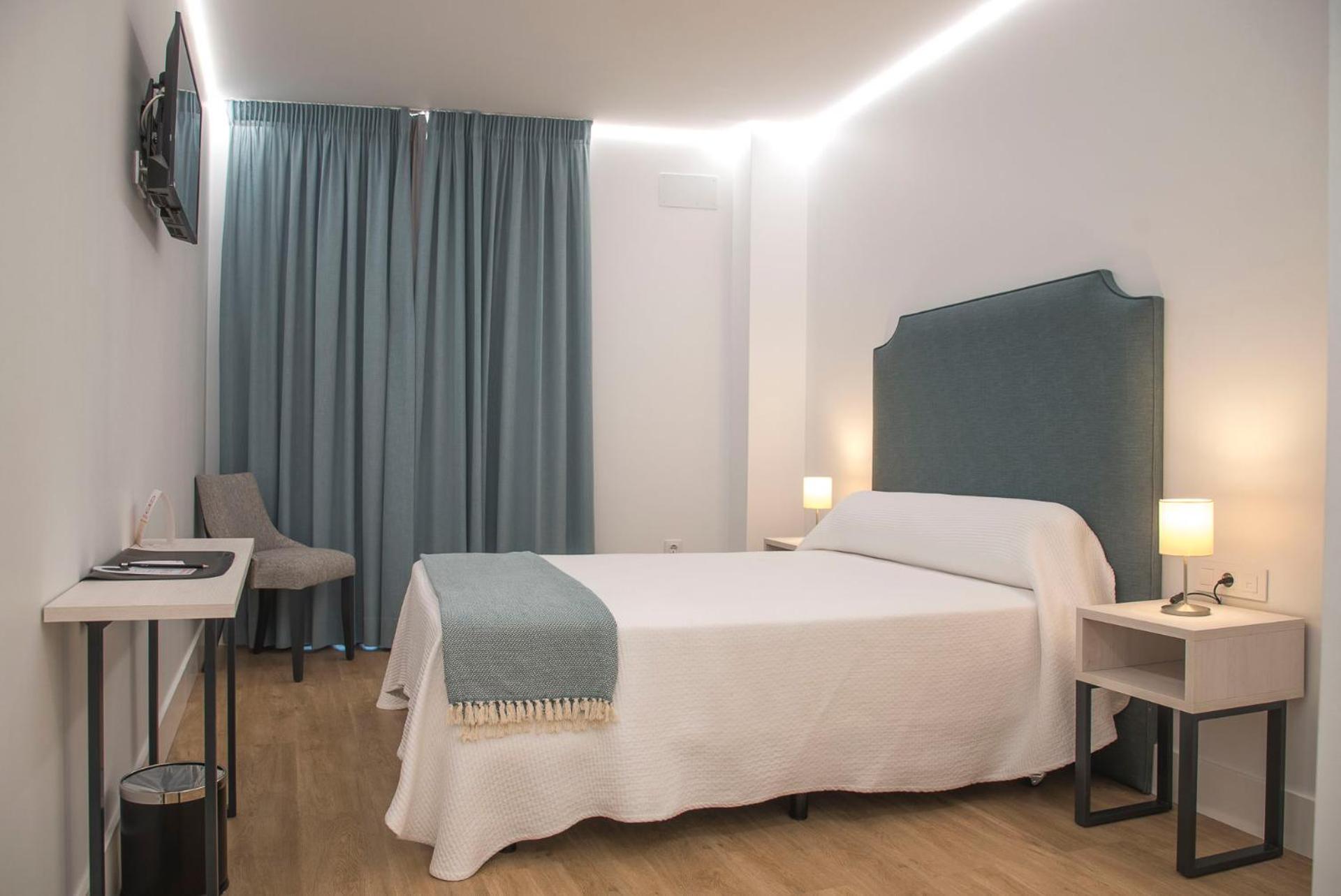 Double Room with Balcony - Photo 1