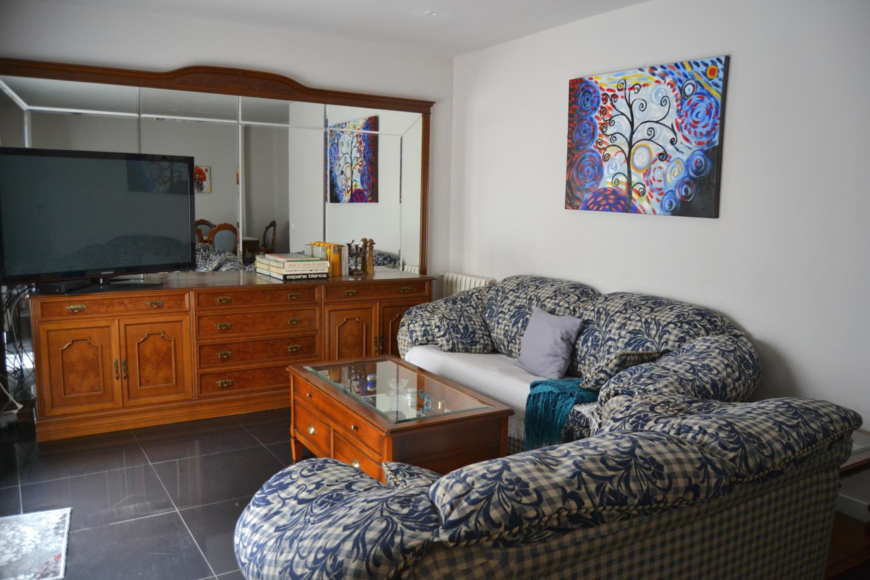 Five-Bedroom House - Photo 7
