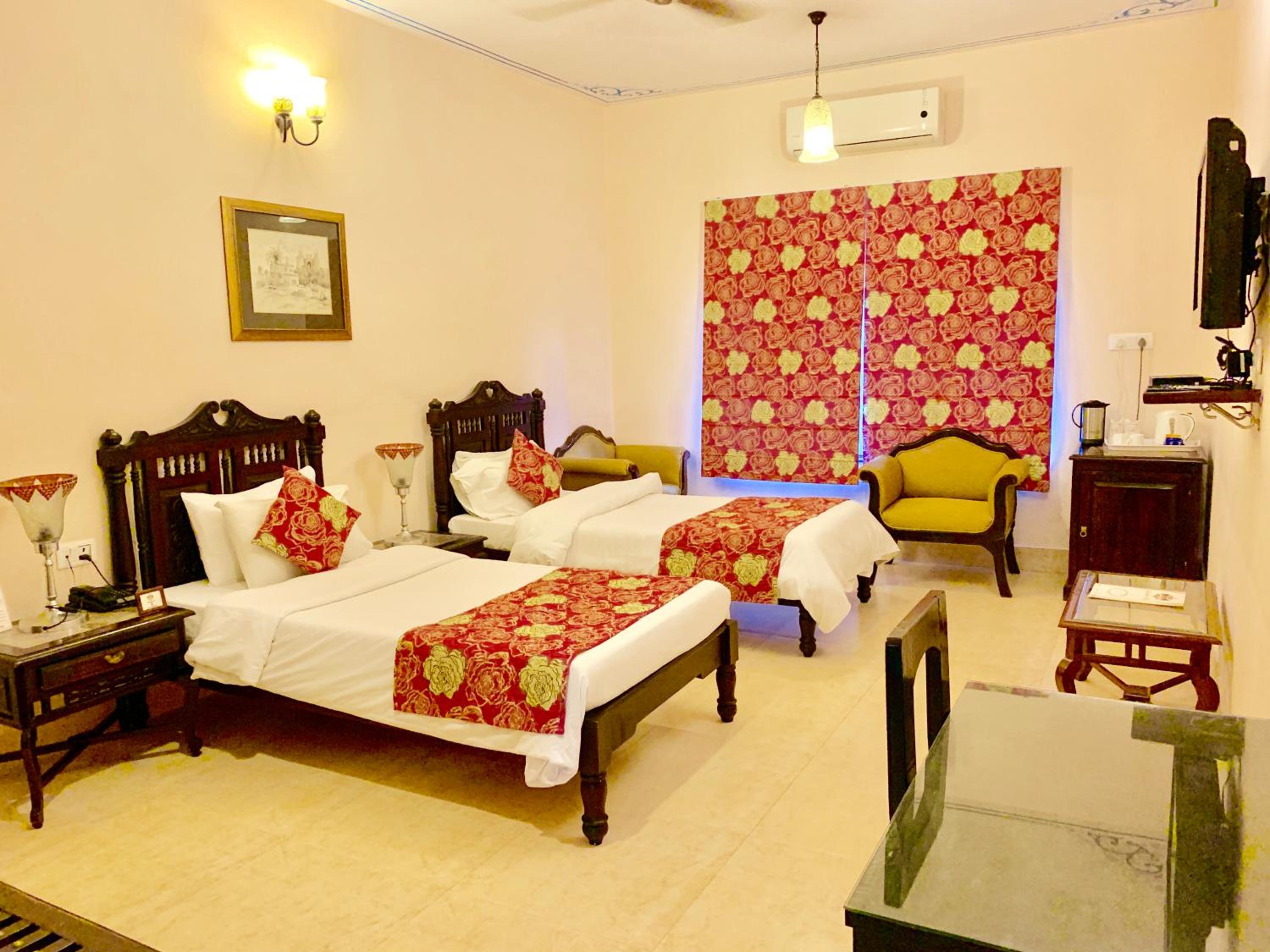 Junior Suite – Includes free pickup from airport/ train station / bus station via tuk-tuk, & a dedicated travel desk to assist with local sightseeing tours, intercity travel arrangements & activities. - Photo 1