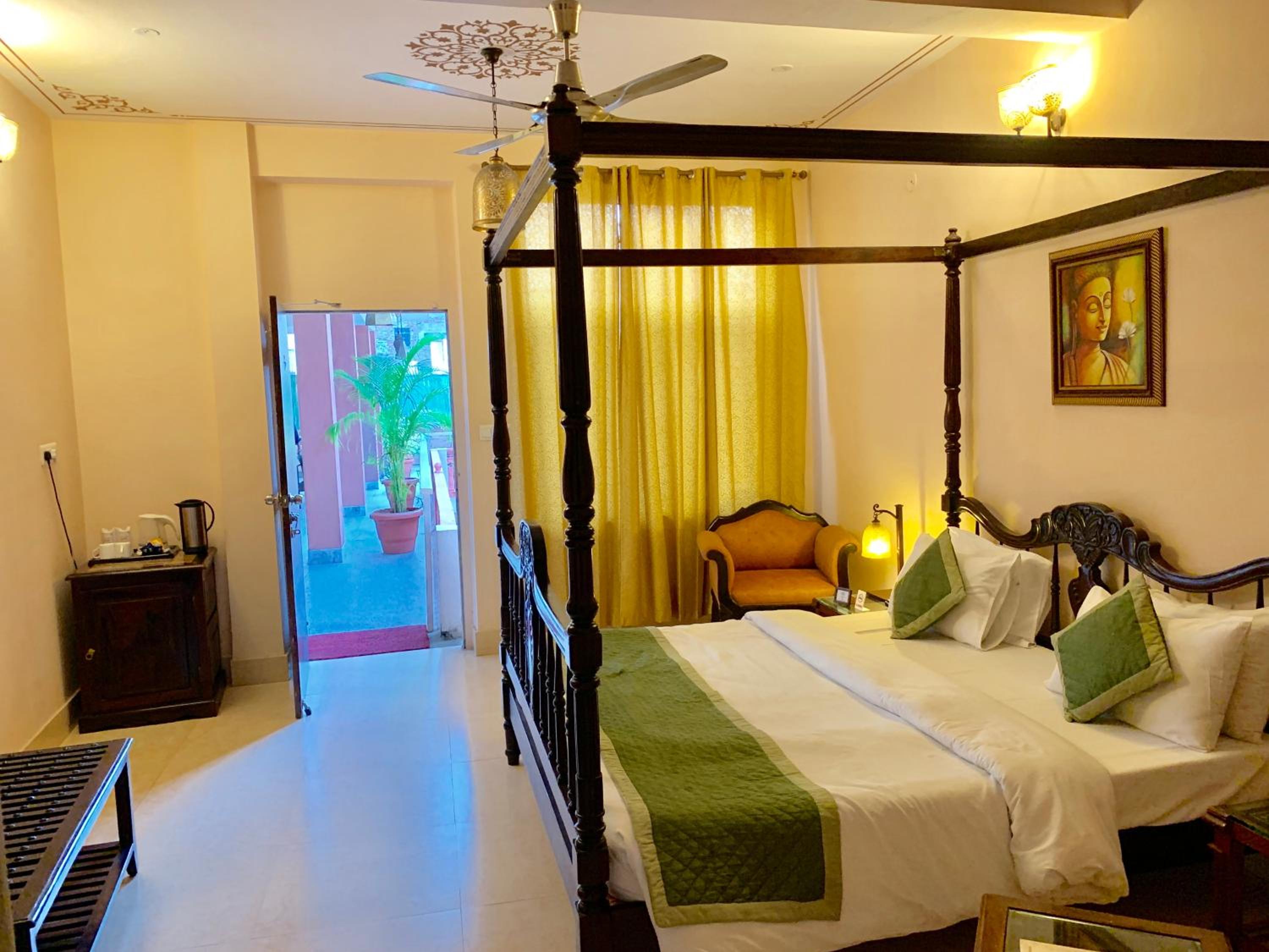 Junior Suite – Includes free pickup from airport/ train station / bus station via tuk-tuk, & a dedicated travel desk to assist with local sightseeing tours, intercity travel arrangements & activities. - Photo 6