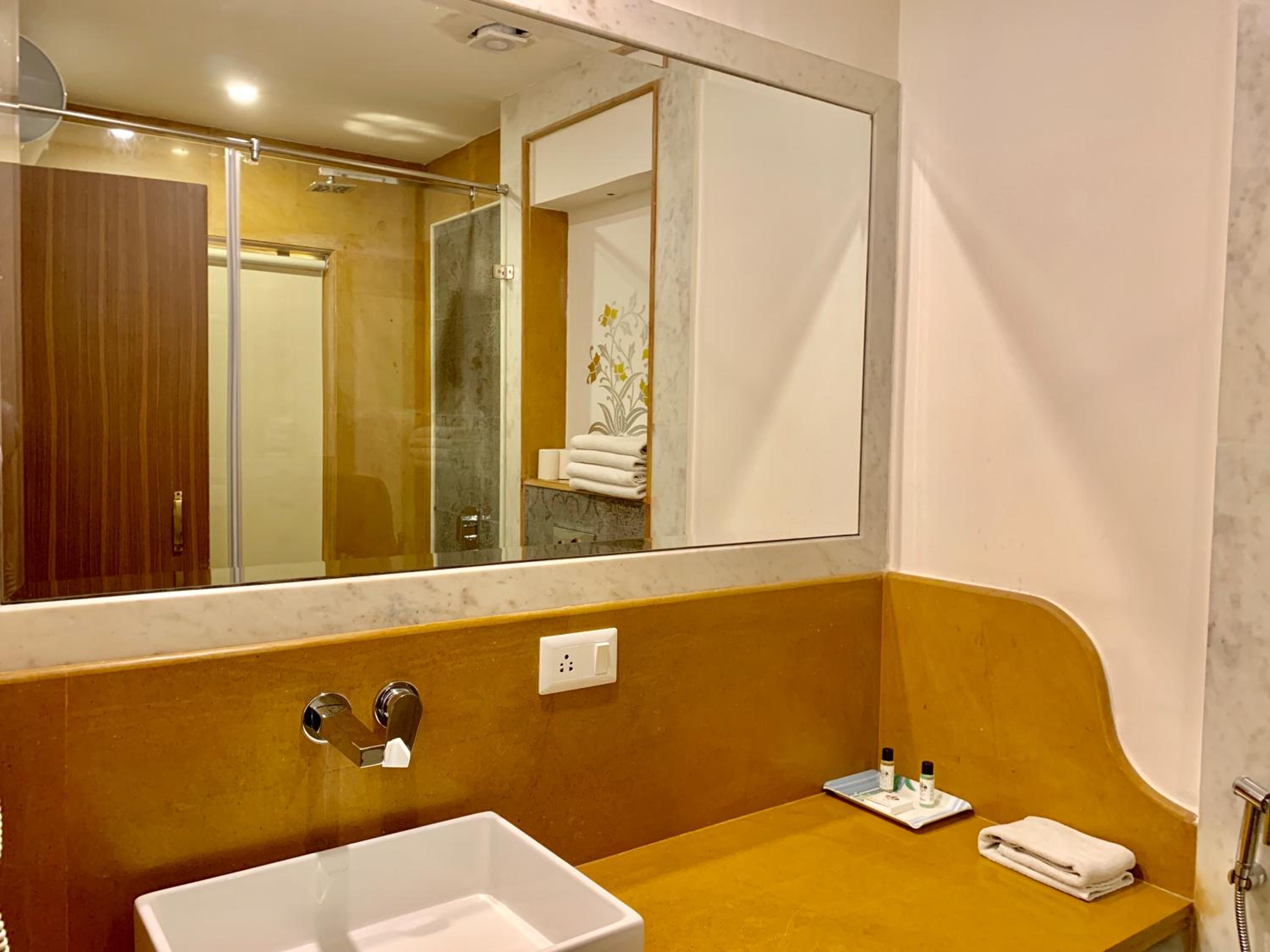 Junior Suite – Includes free pickup from airport/ train station / bus station via tuk-tuk, & a dedicated travel desk to assist with local sightseeing tours, intercity travel arrangements & activities. - Photo 19