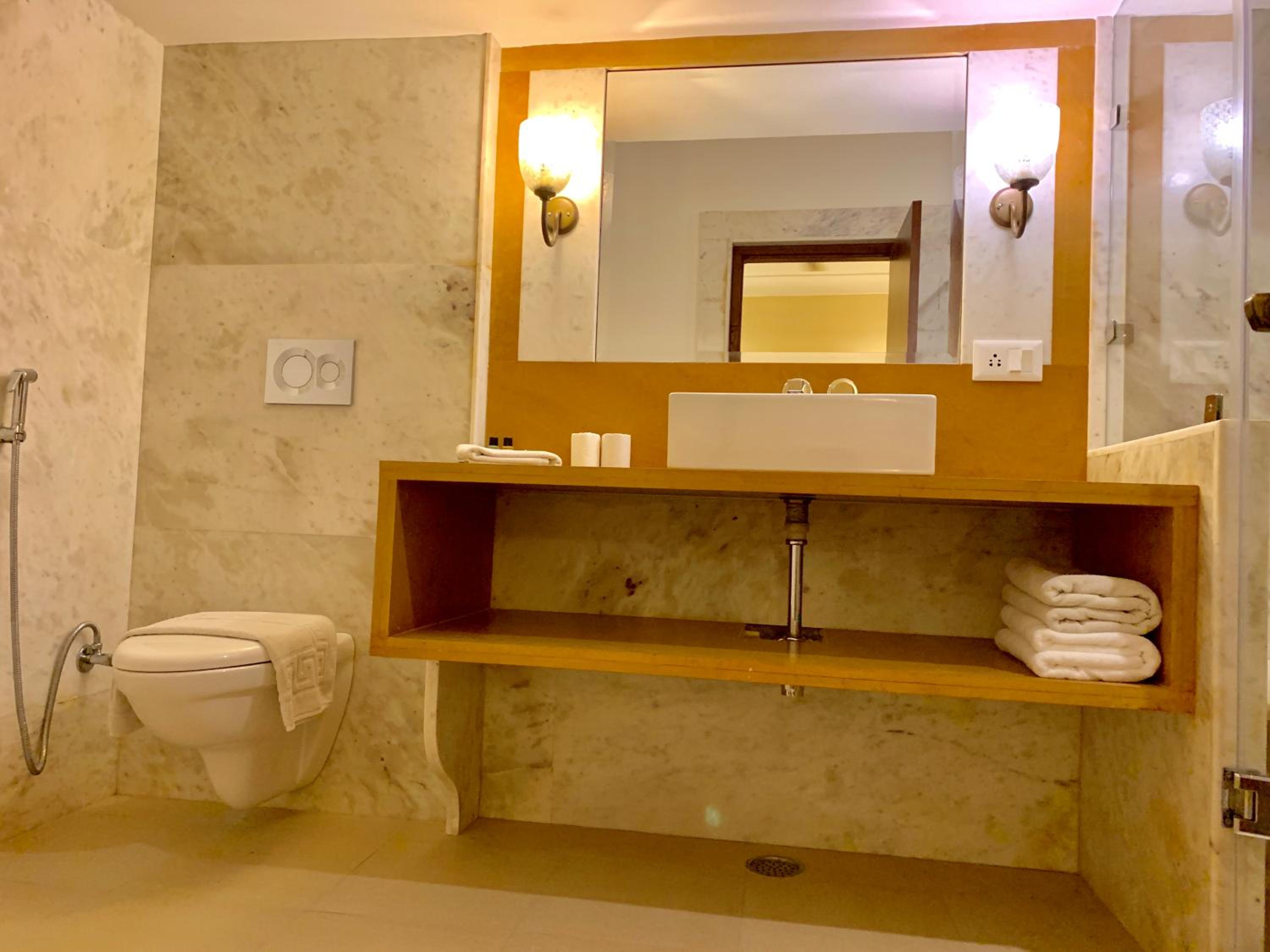 Junior Suite – Includes free pickup from airport/ train station / bus station via tuk-tuk, & a dedicated travel desk to assist with local sightseeing tours, intercity travel arrangements & activities. - Photo 18