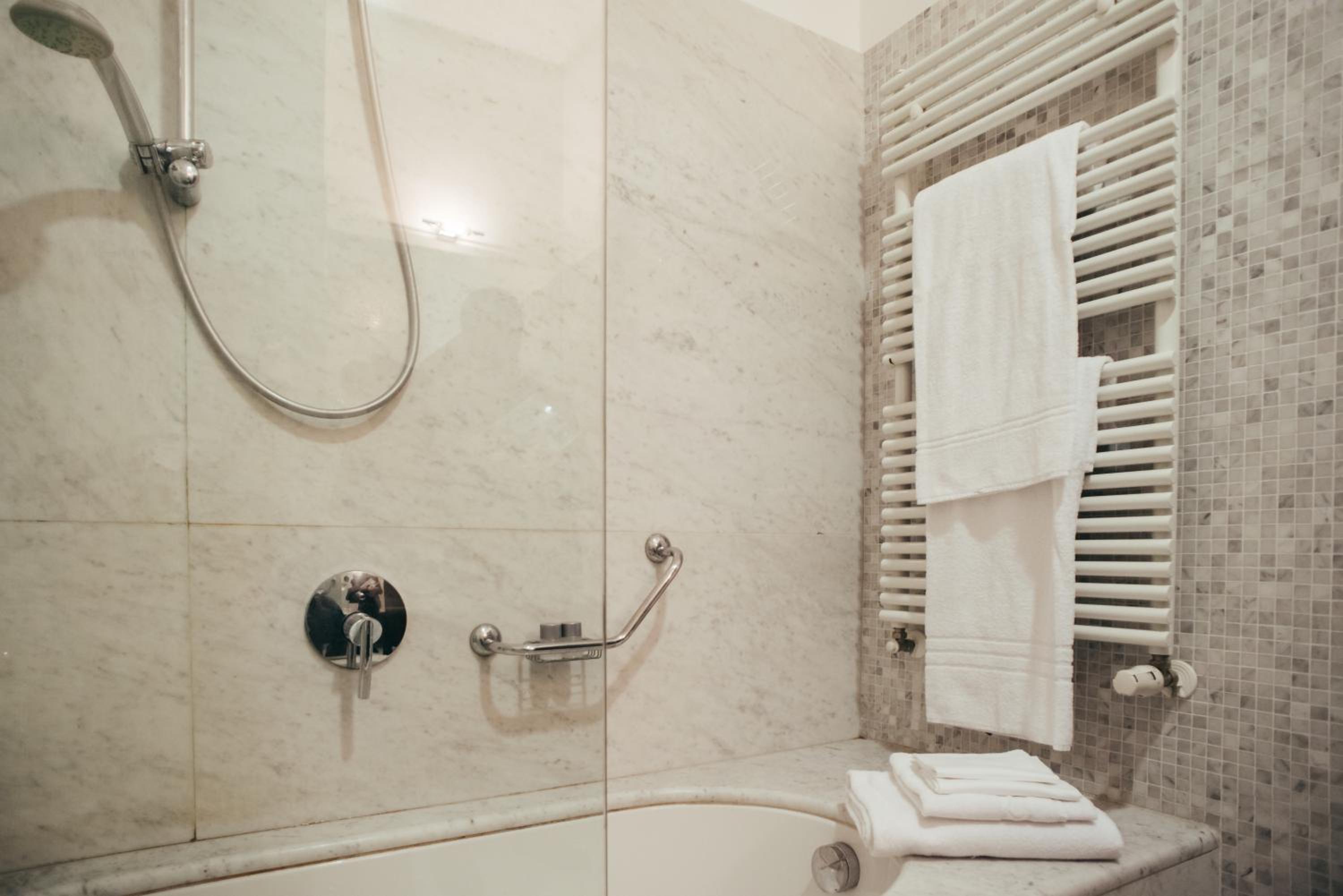 Classic Double or Twin Room - Photo 6