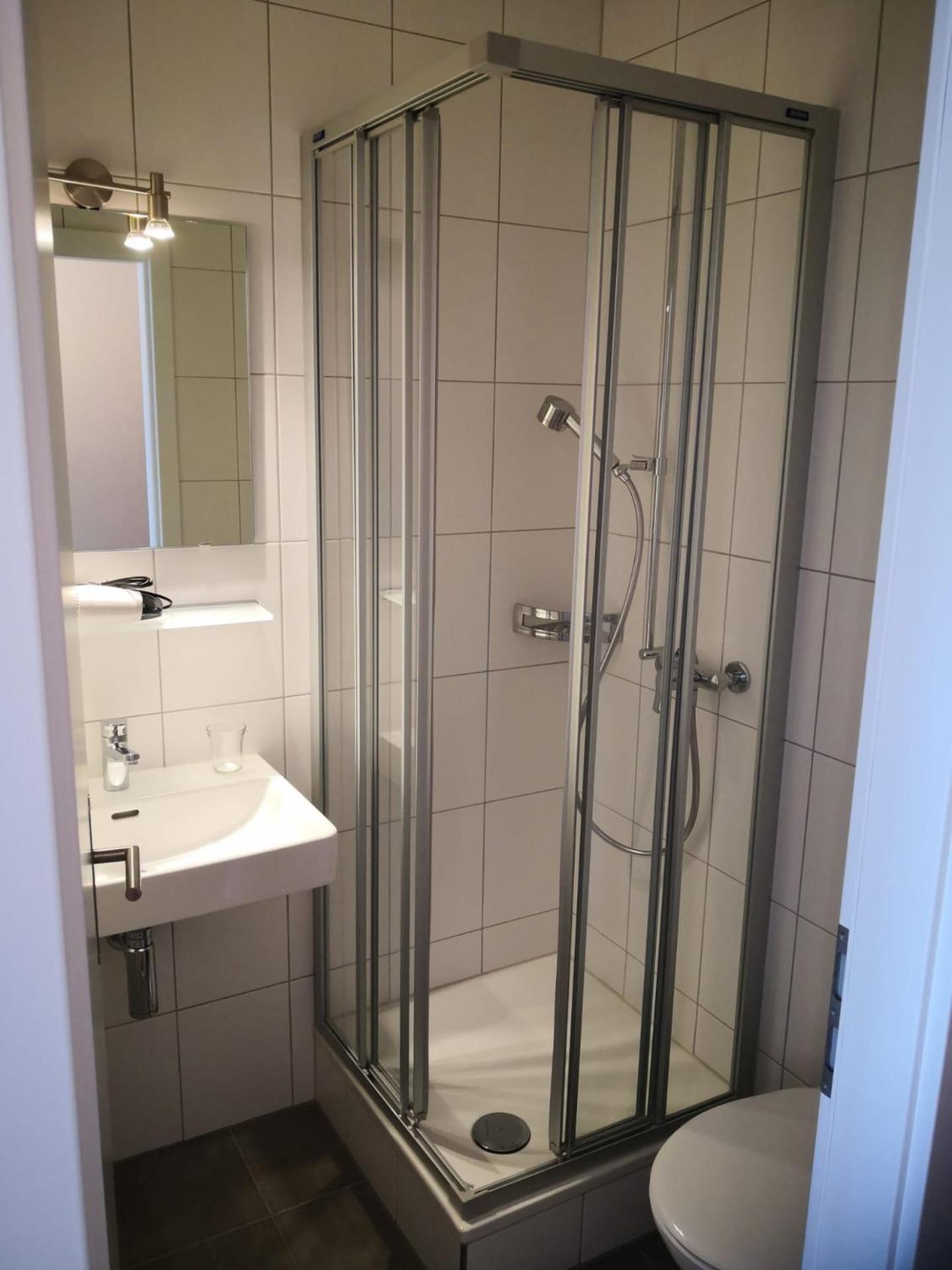 Queen Room with Private Bathroom/Shower photo 3