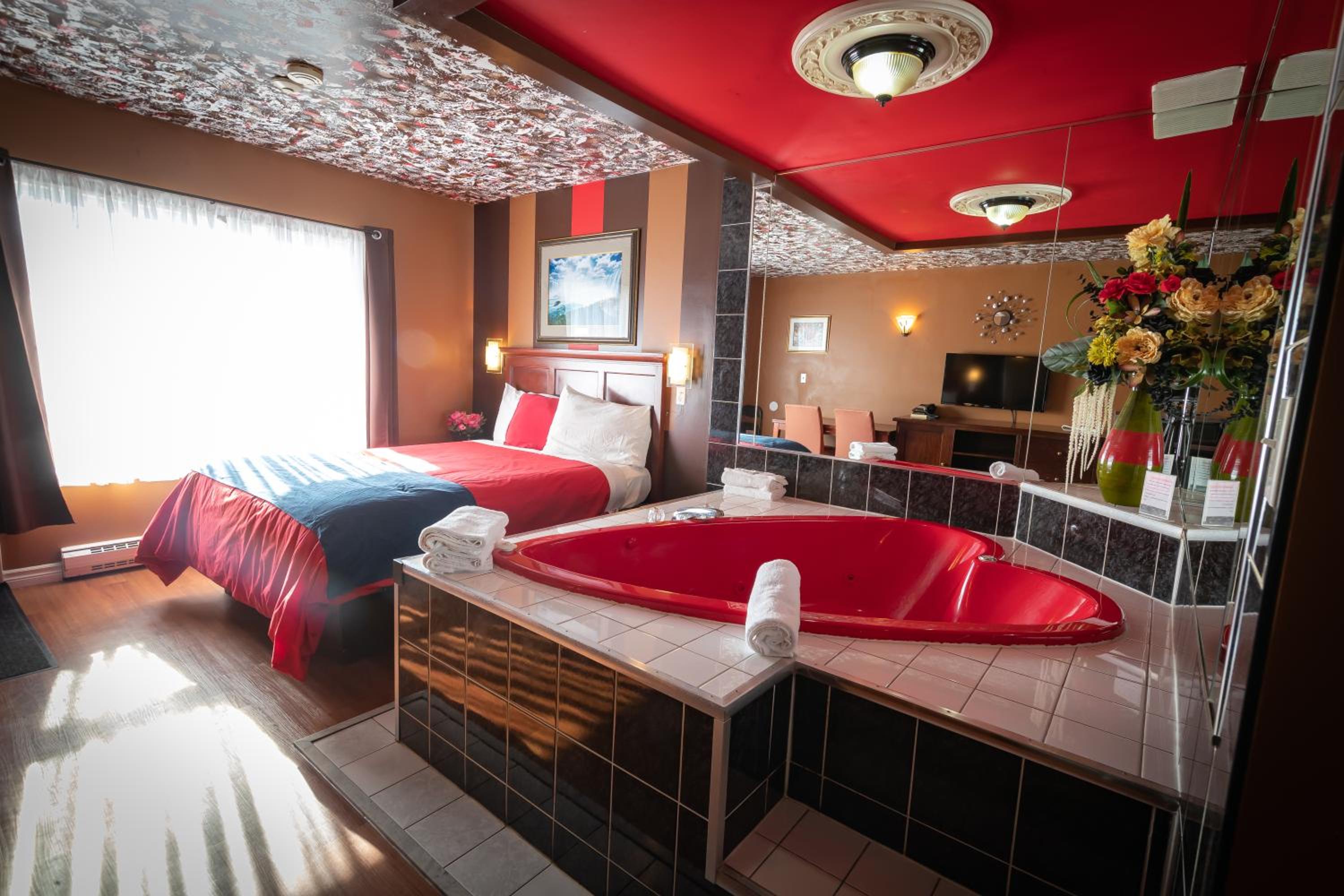 Honeymoon Suite with Hot Tub photo 1