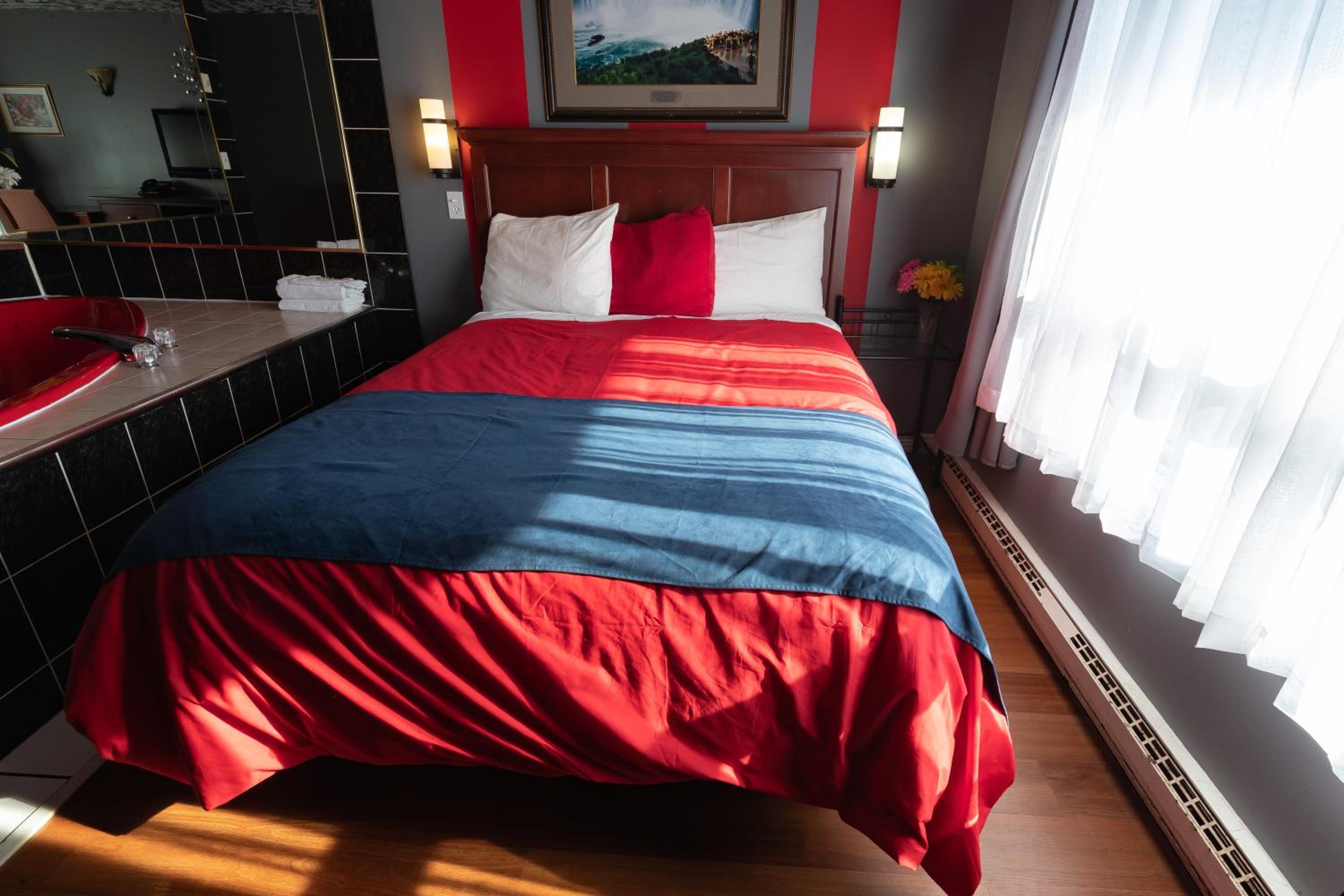 Honeymoon Suite with Hot Tub photo 3