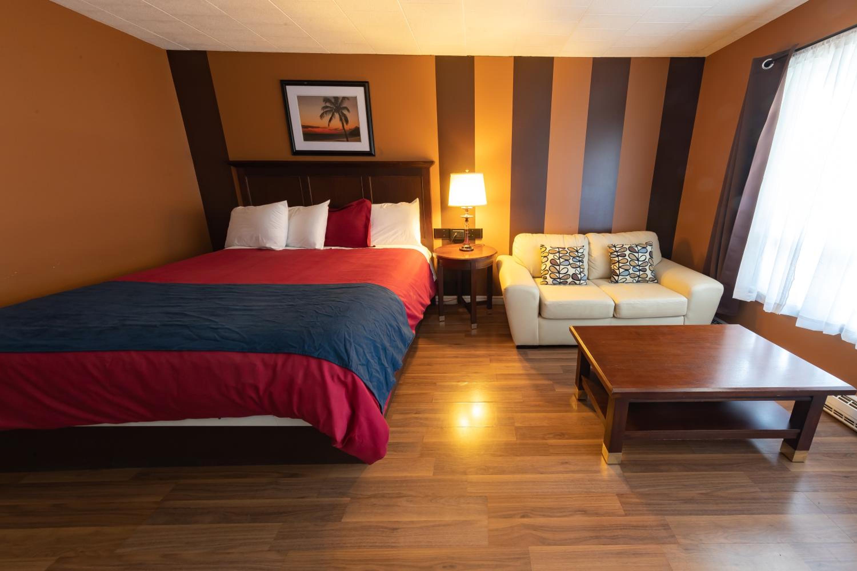 Deluxe King Suite photo 2