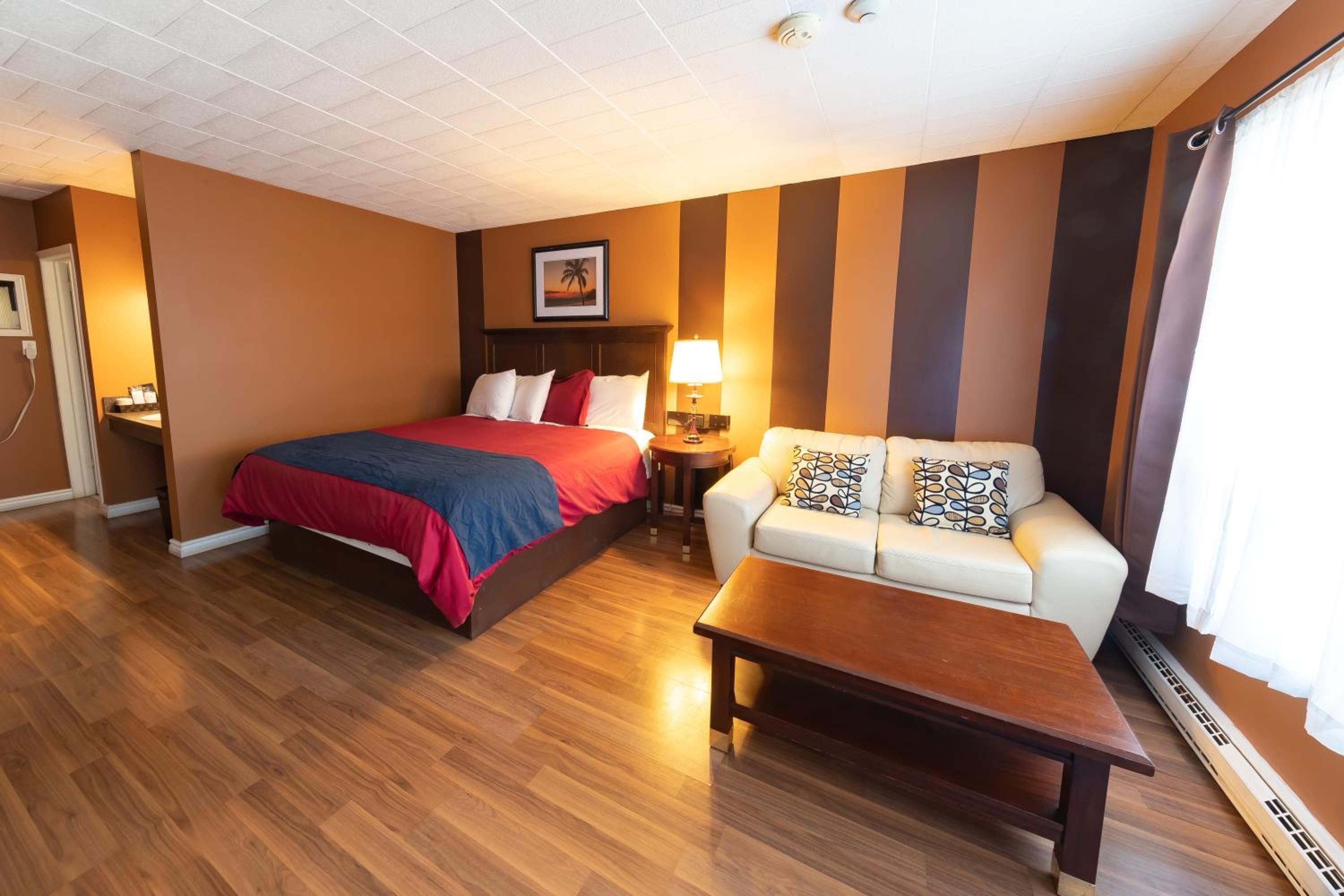 Deluxe King Suite photo 3