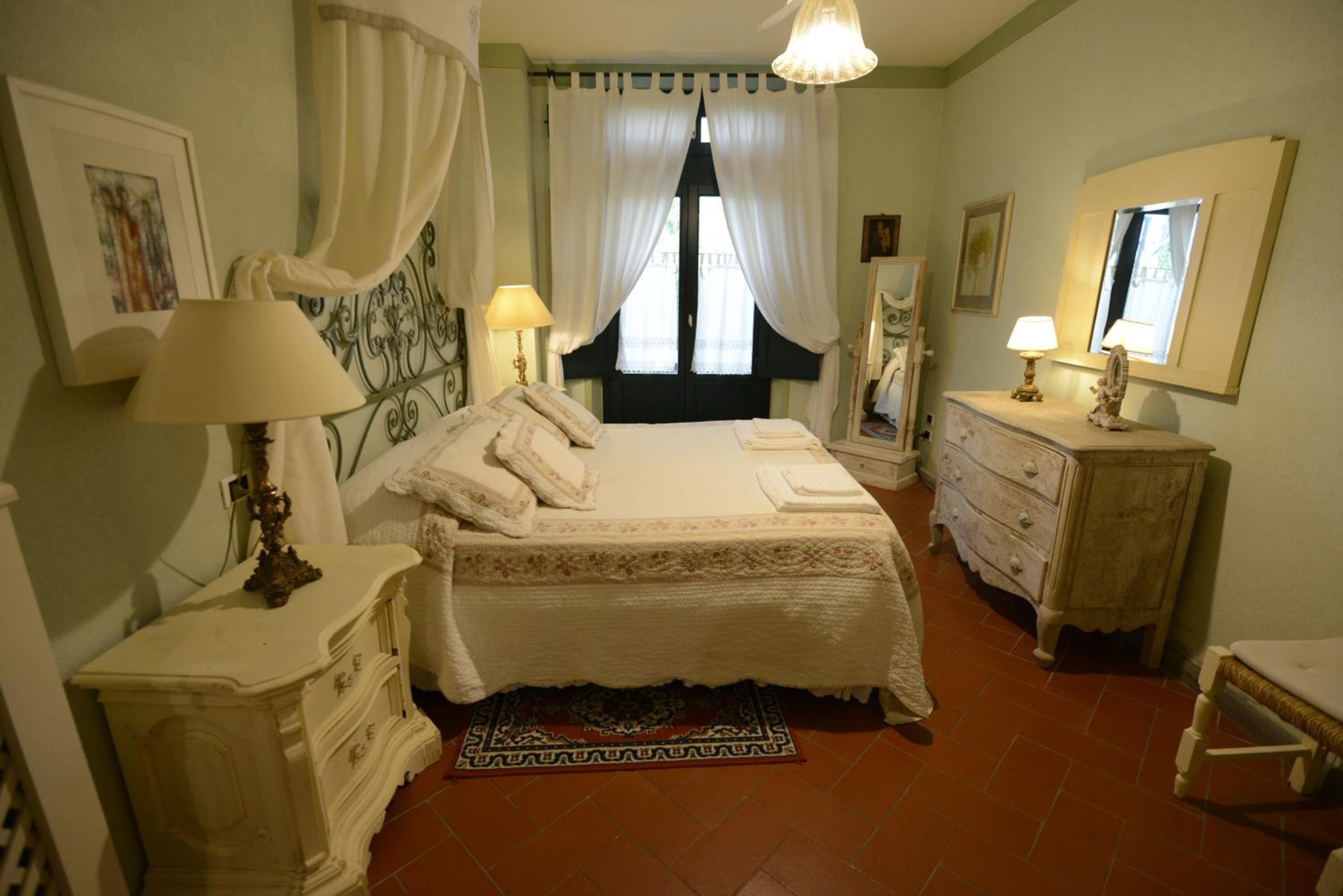 Two-Bedroom Apartment - Photo 2
