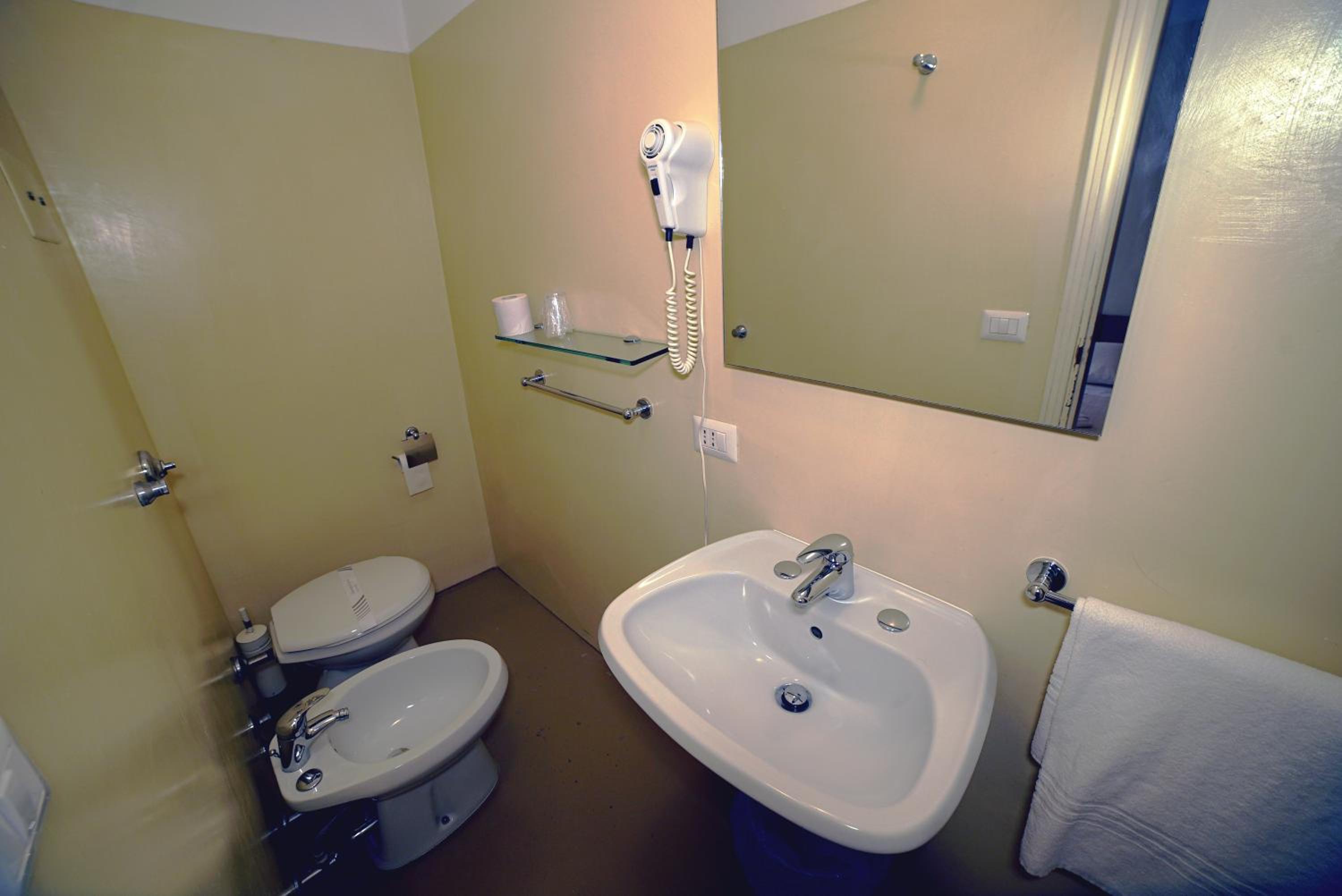 Small Double Room with Private External Bathroom photo 3