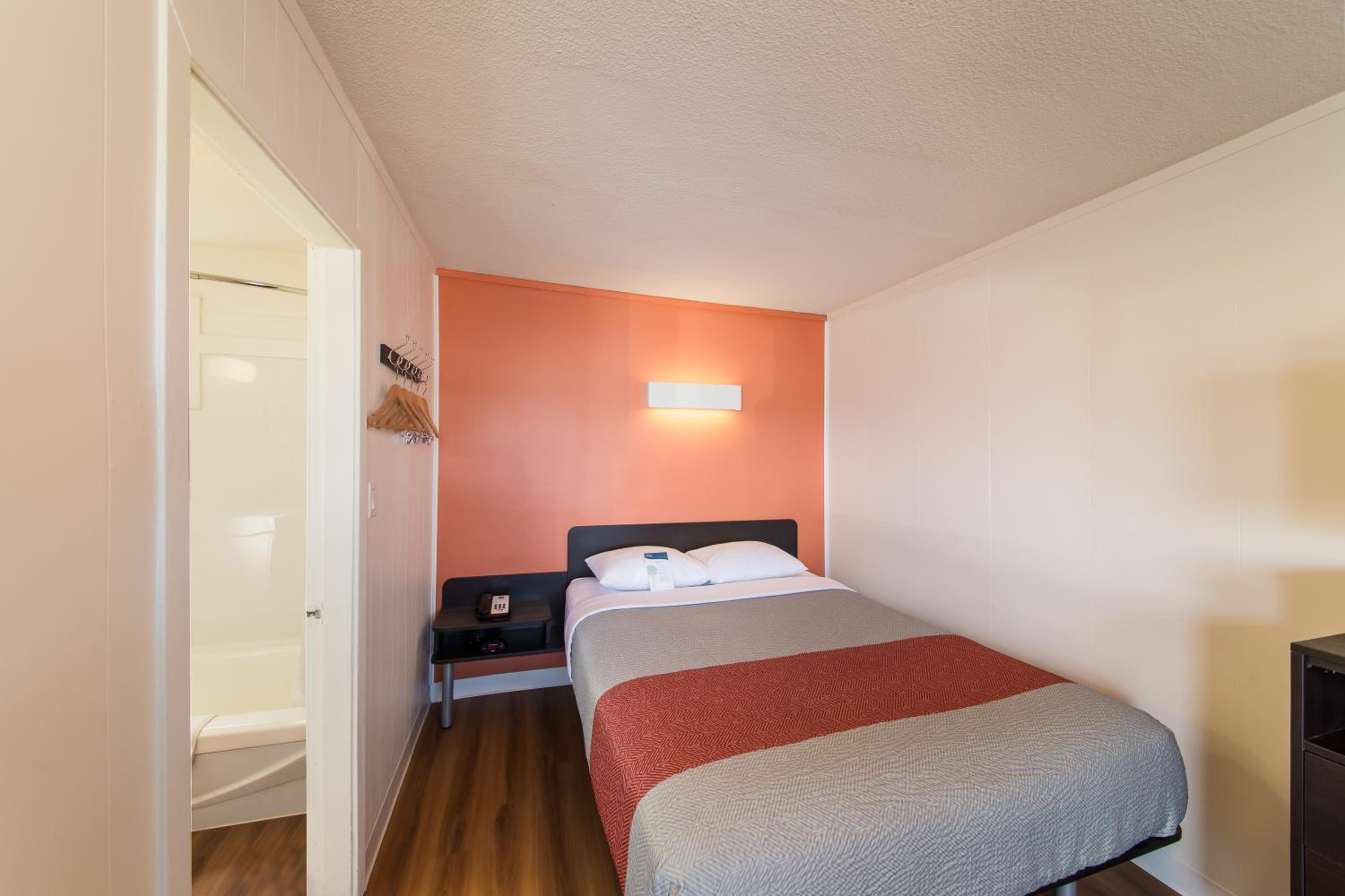 Deluxe Queen Room - Non-Smoking