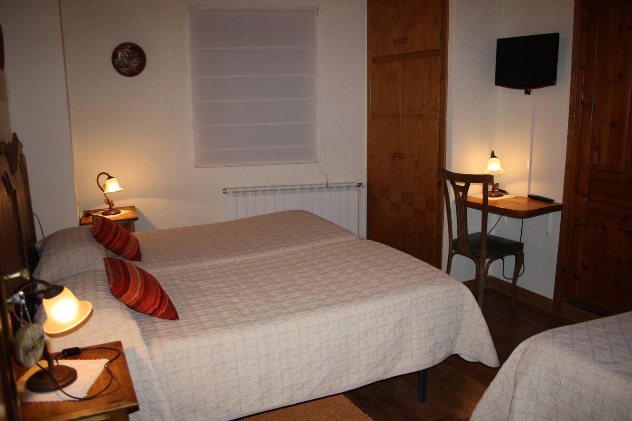 Triple Room (3 Single Beds)