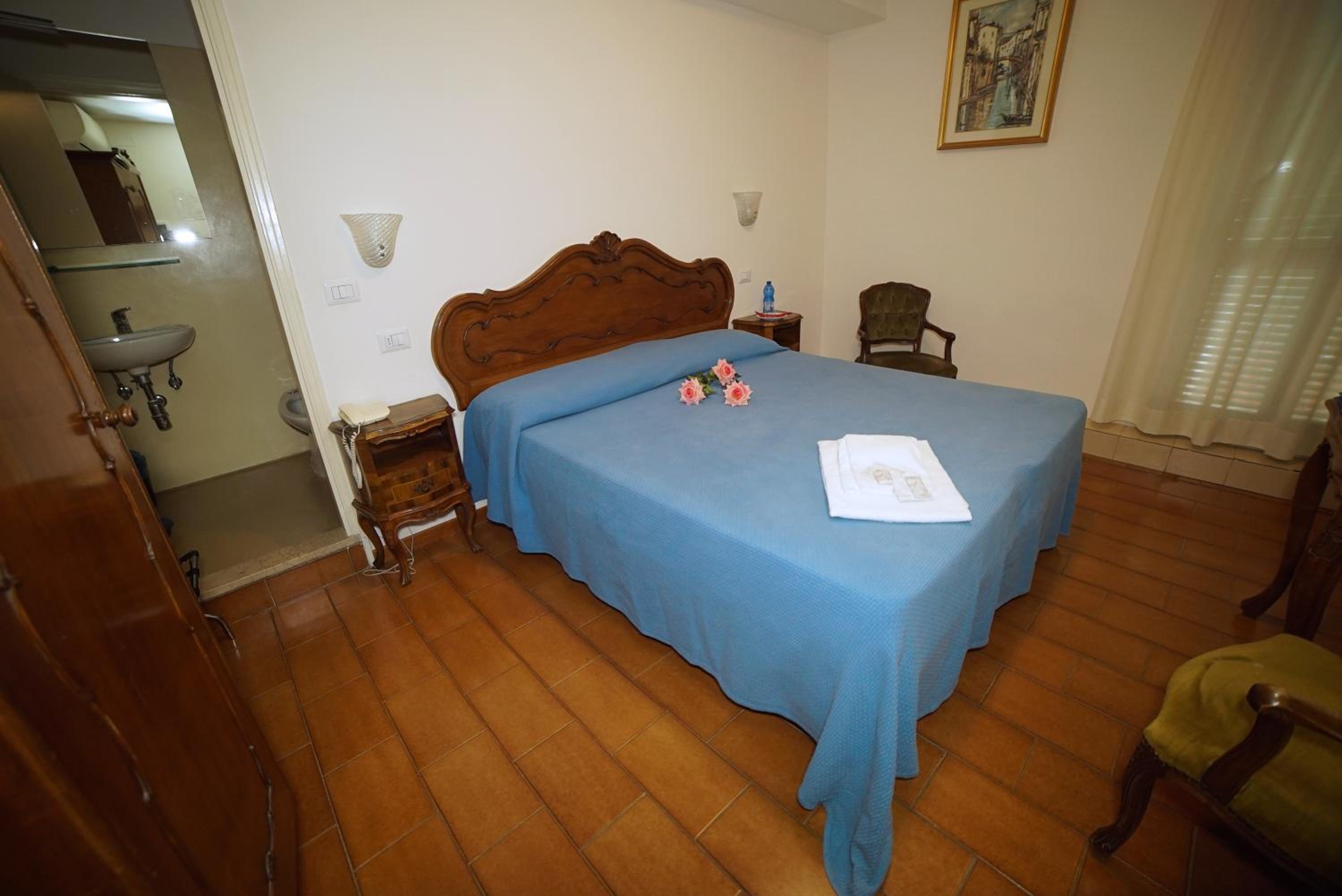 Standard Double or Twin Room photo 1