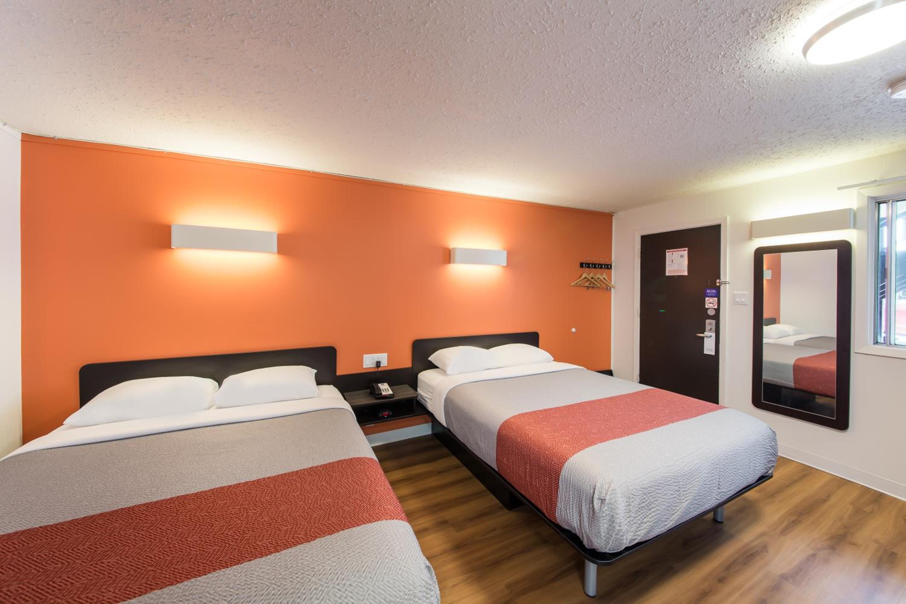Deluxe Queen Room with Two Queen Beds - Non-Smoking photo 3