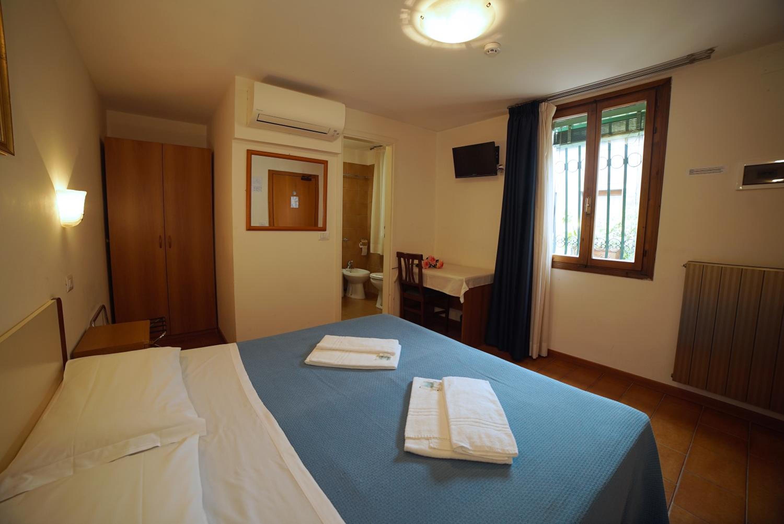 Standard Double or Twin Room photo 2