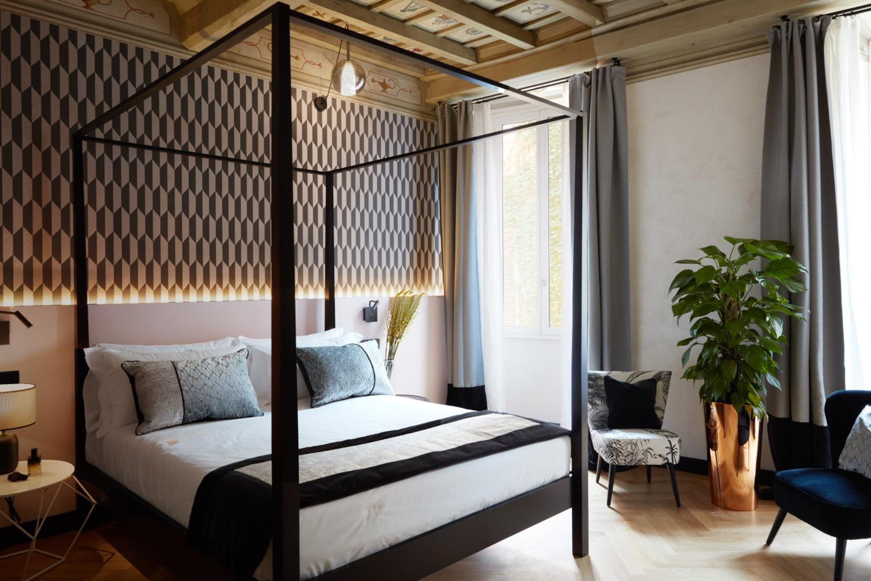 Deluxe King Room photo 1