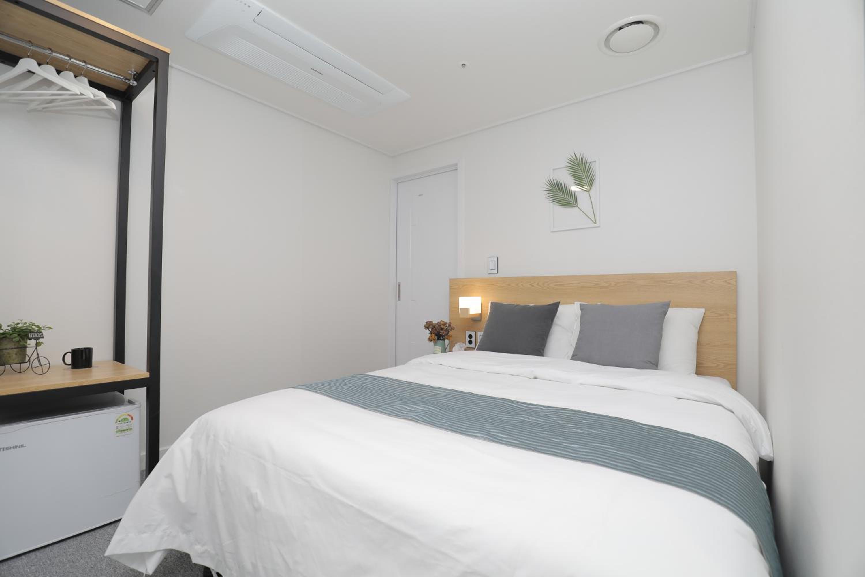Double Room - No Window - Photo 1