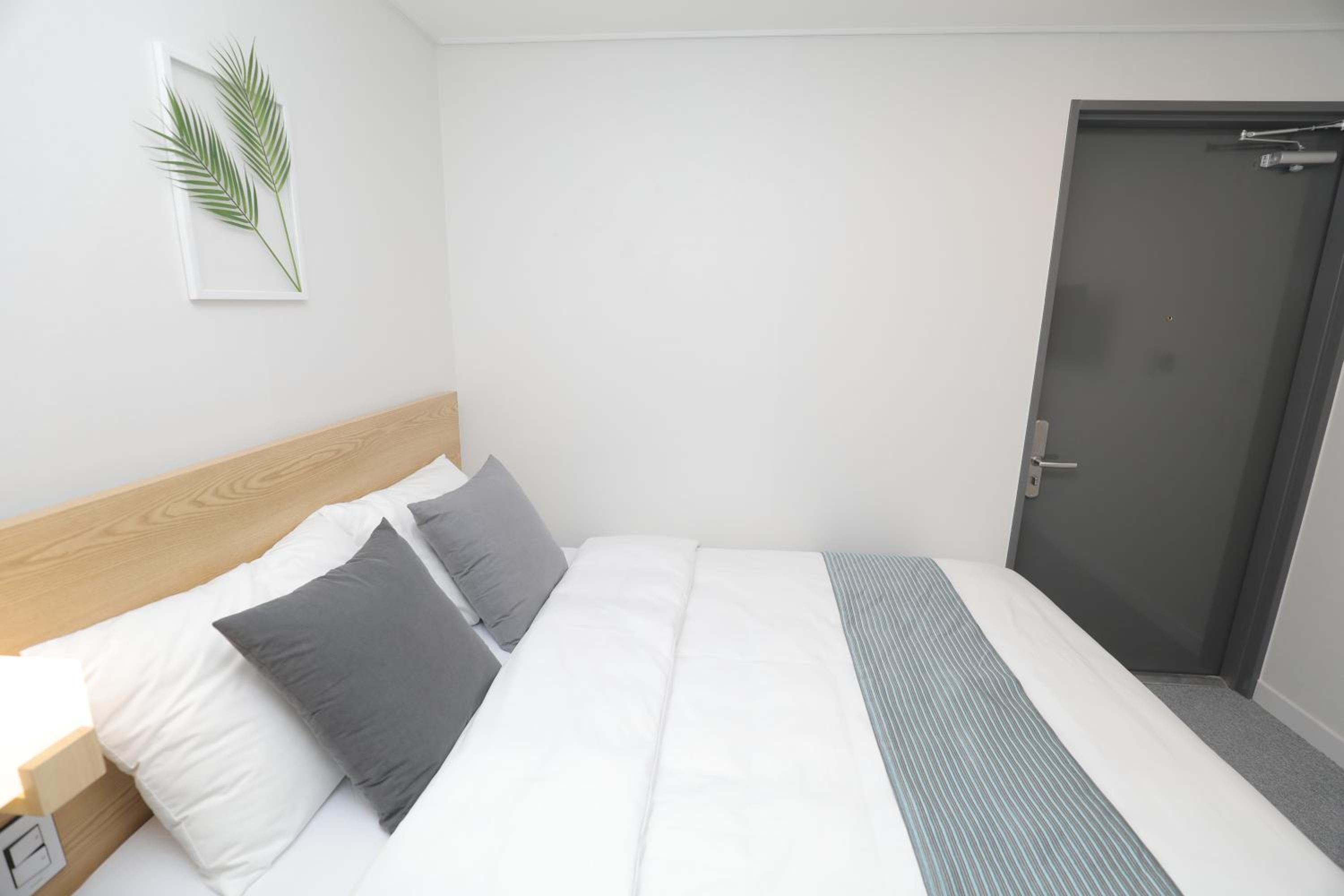 Double Room - No Window - Photo 6