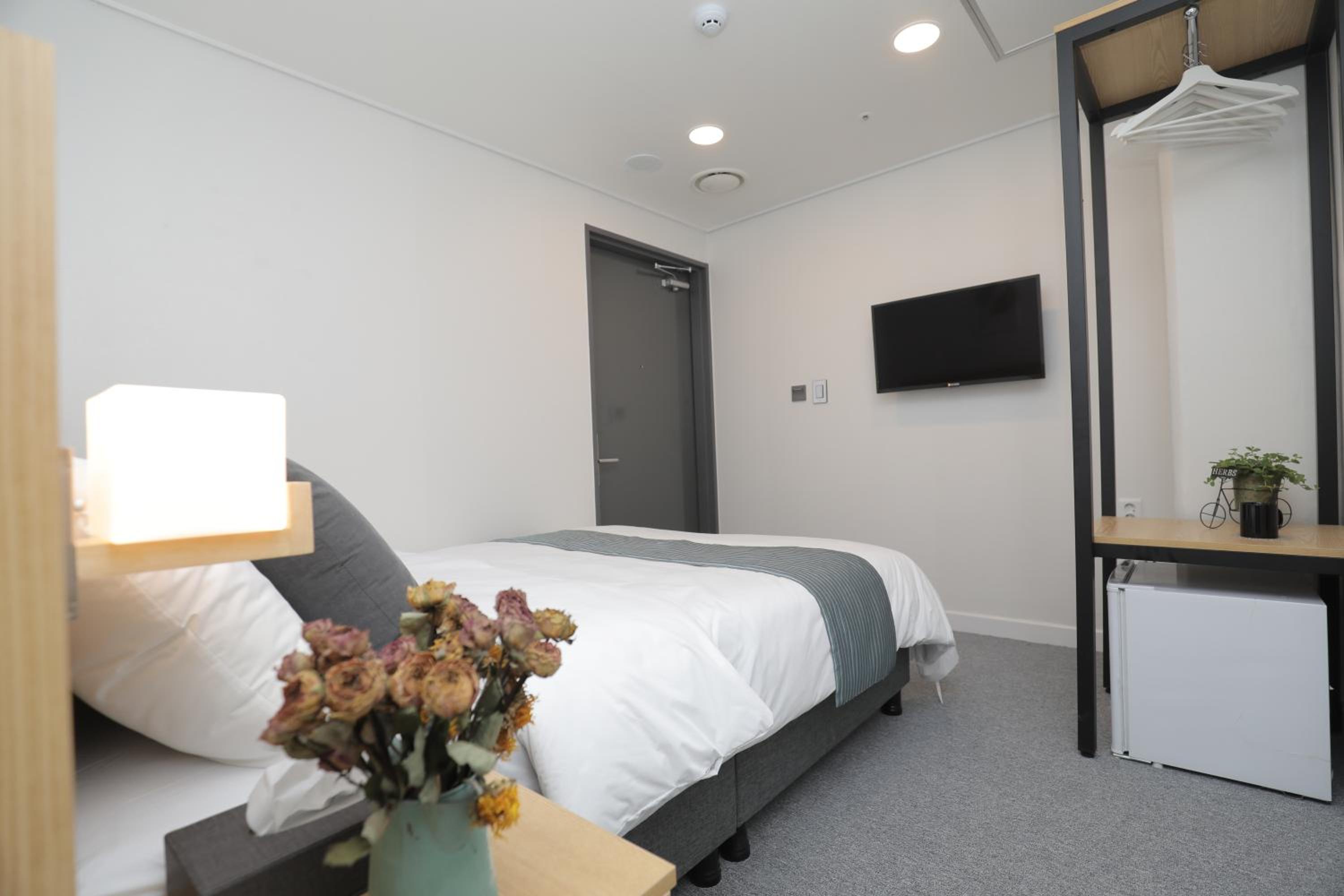 Double Room - No Window - Photo 7