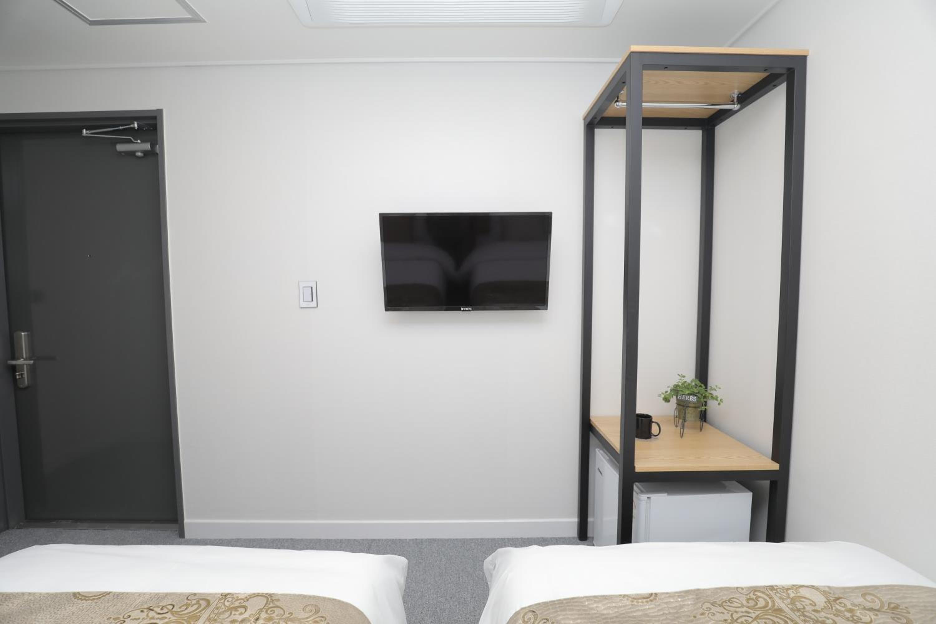 Twin Room - No Window - Photo 3