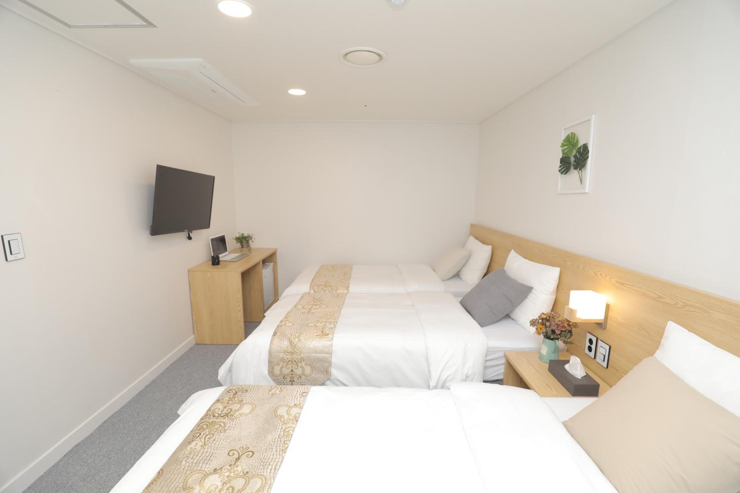 Triple Room - No Window - Photo 3