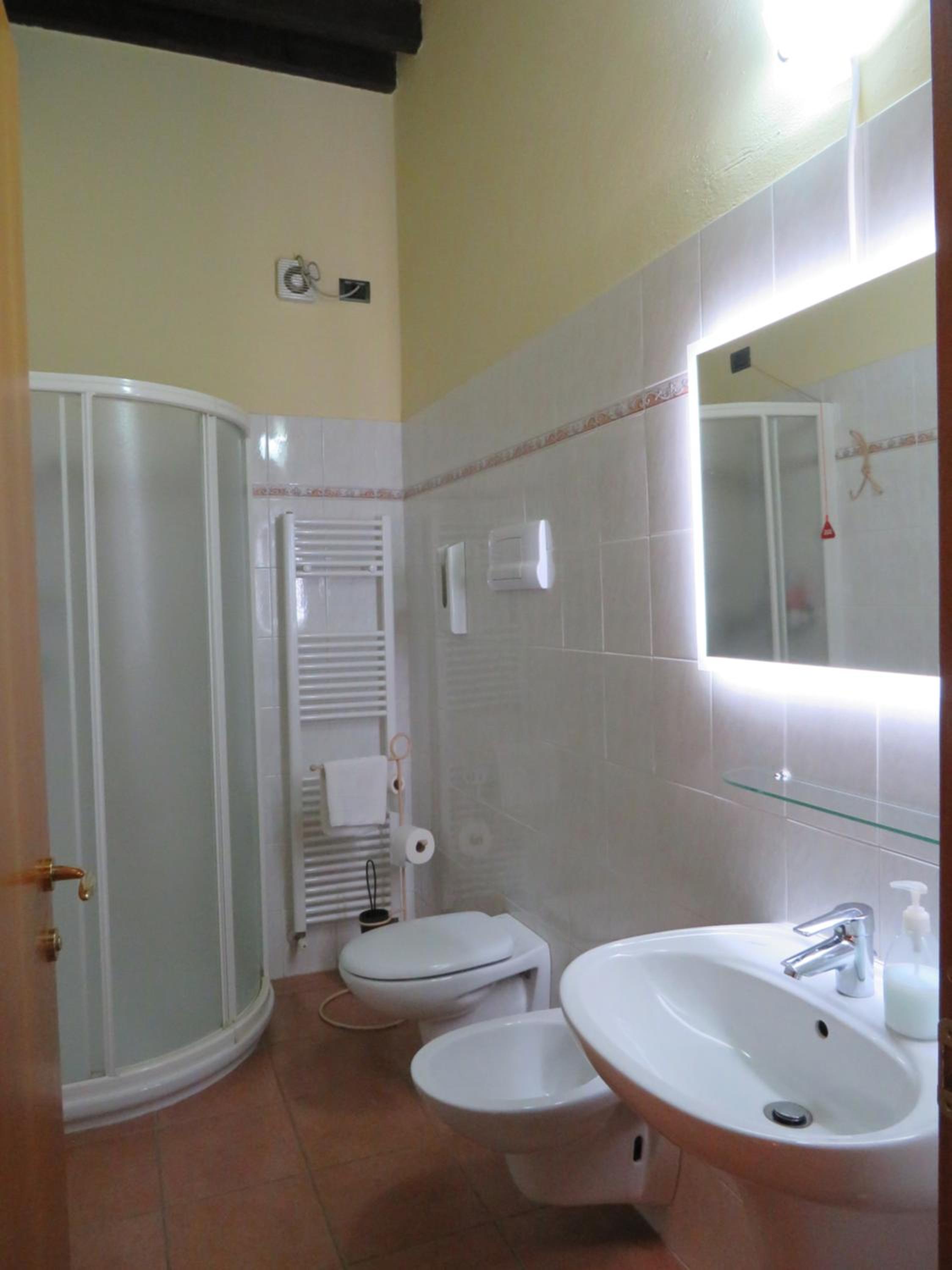 Standard King Room - Photo 5