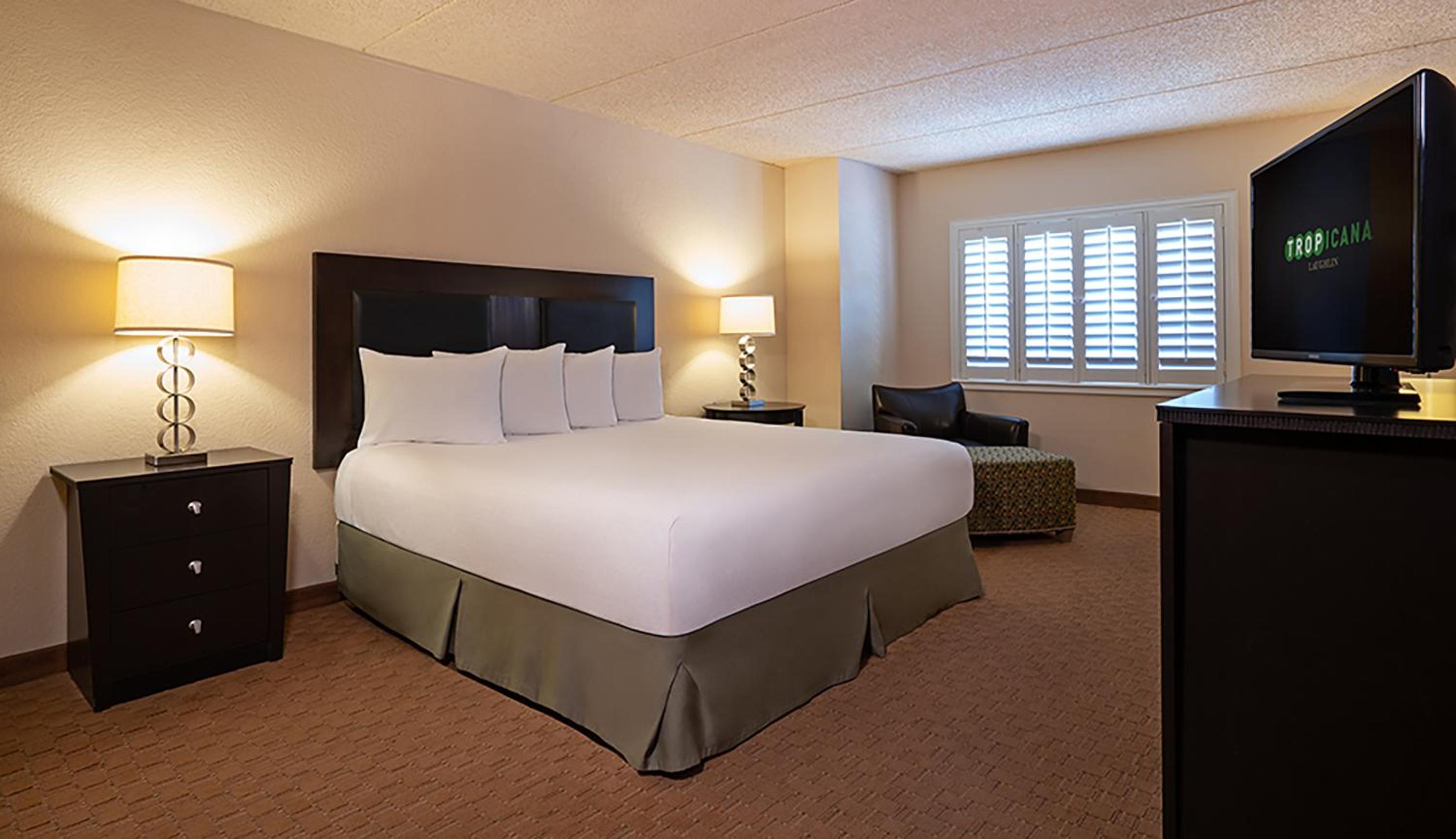 WEST DELUXE ROOM 1 KING NON-SMOKING - Photo 1