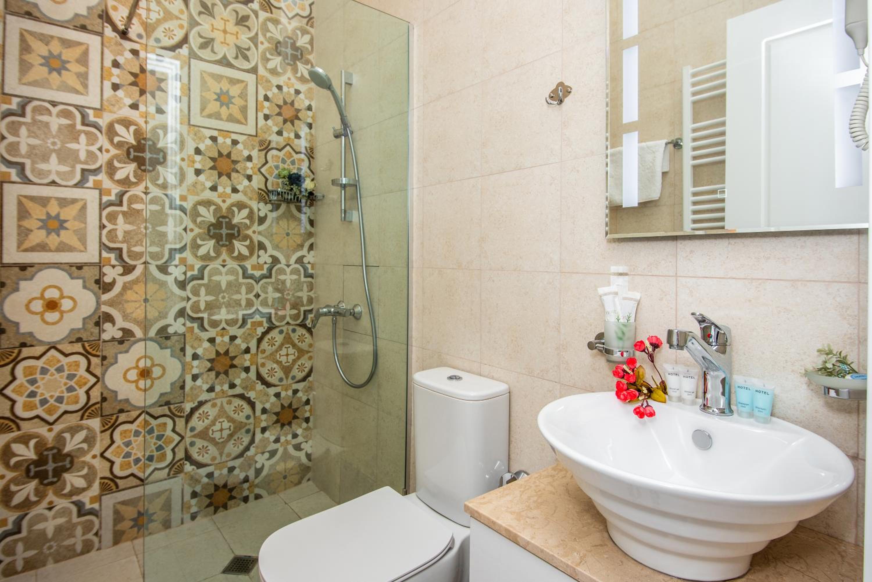Standard Double or Twin Room - Photo 12