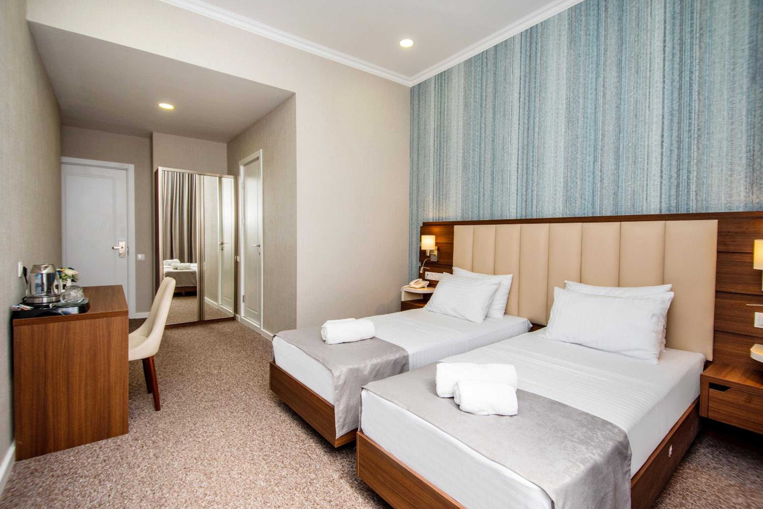 Standard Double or Twin Room - Photo 10