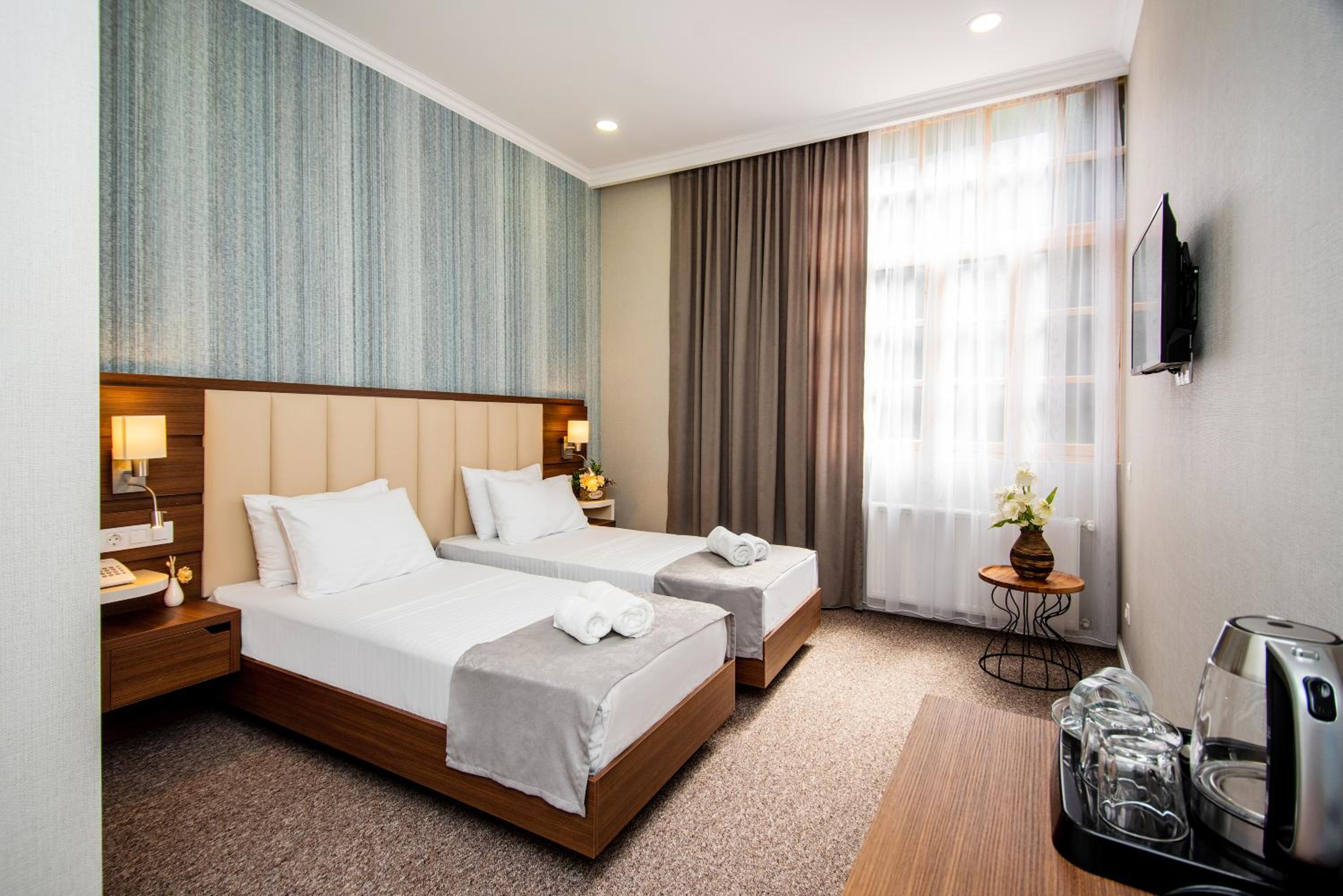 Standard Double or Twin Room - Photo 11