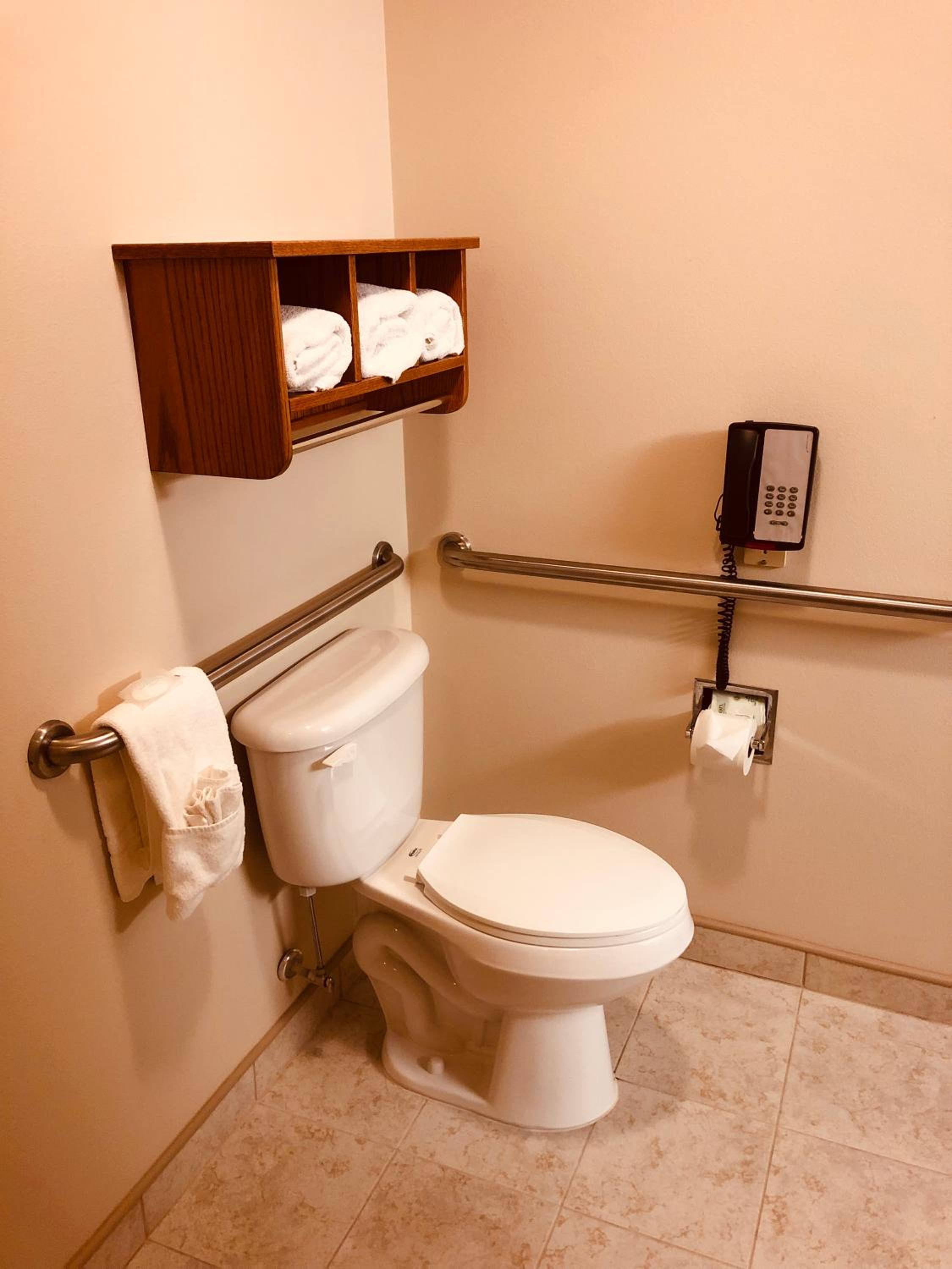 Queen Room - Disability Access photo 3