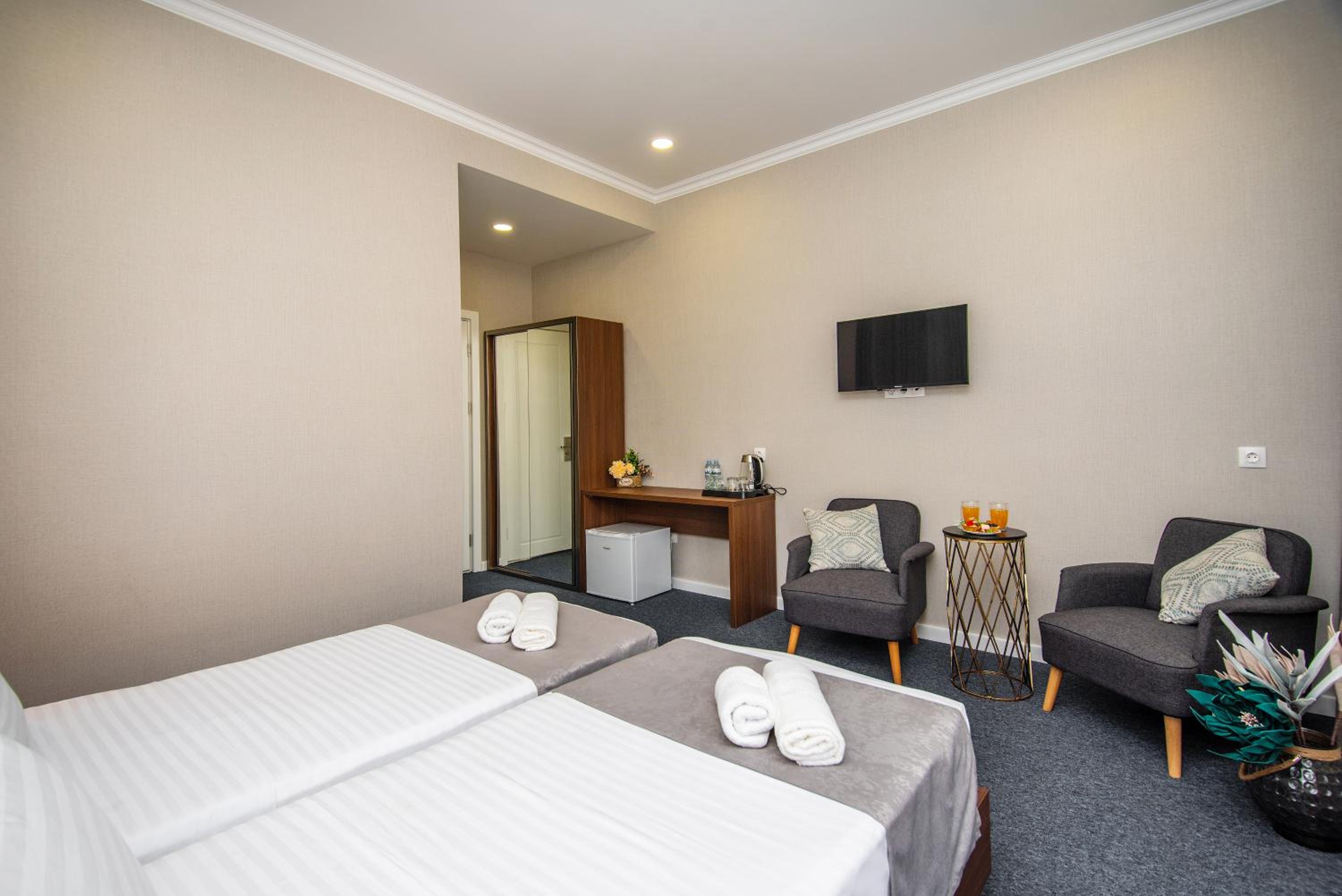 Standard Double or Twin Room - Photo 6