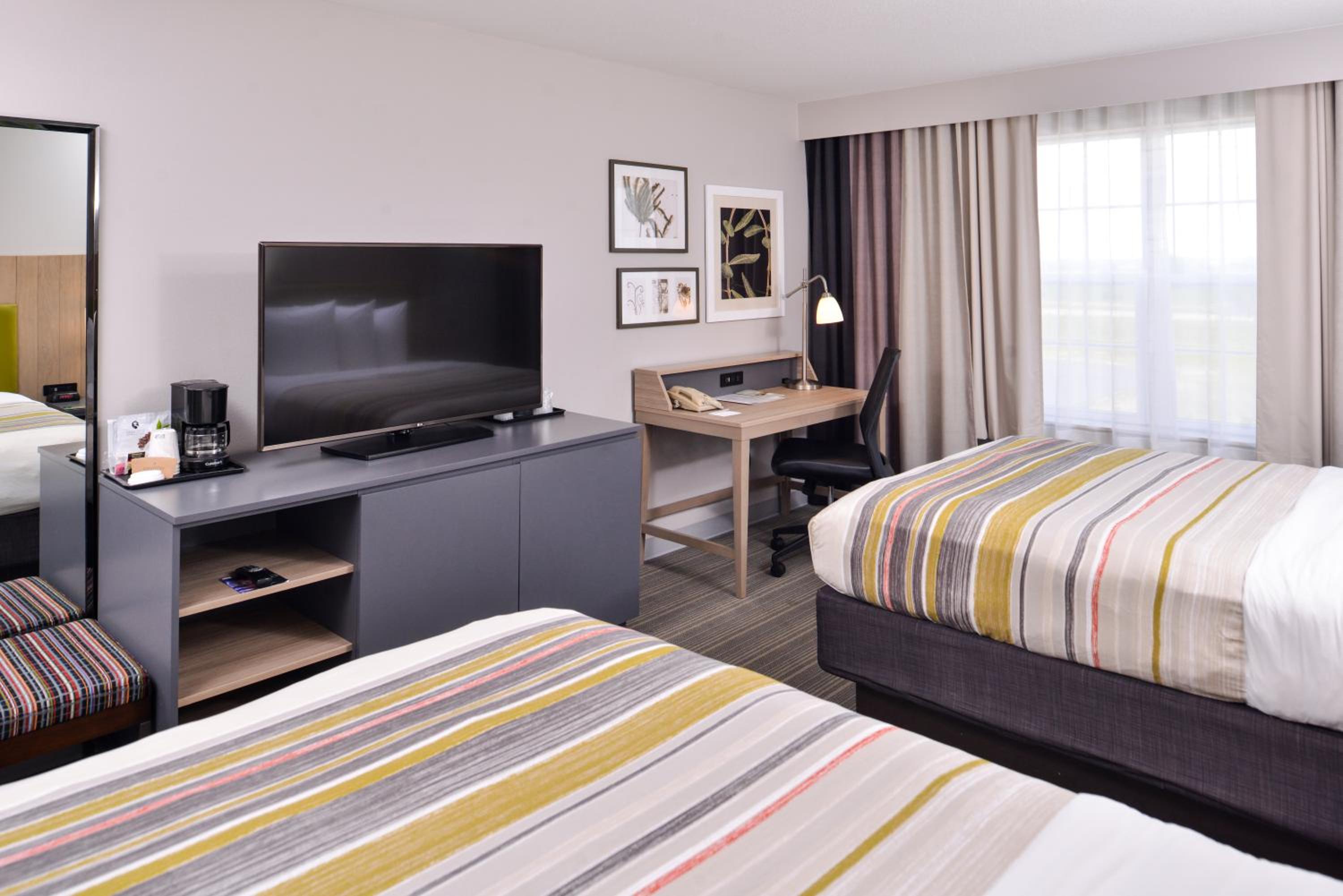 Queen Room with Two Queen Beds - Photo 5