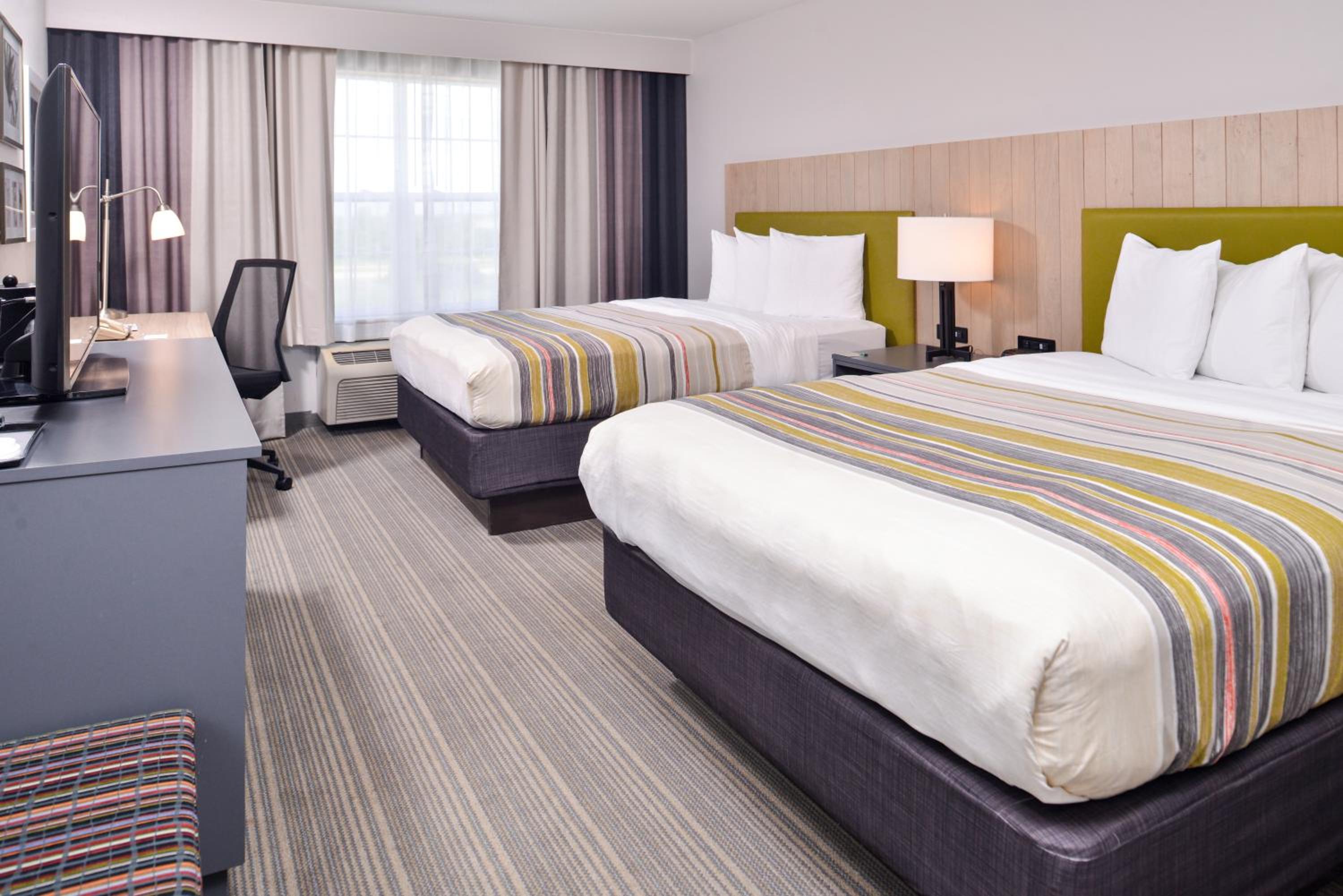 Queen Room with Two Queen Beds - Photo 7