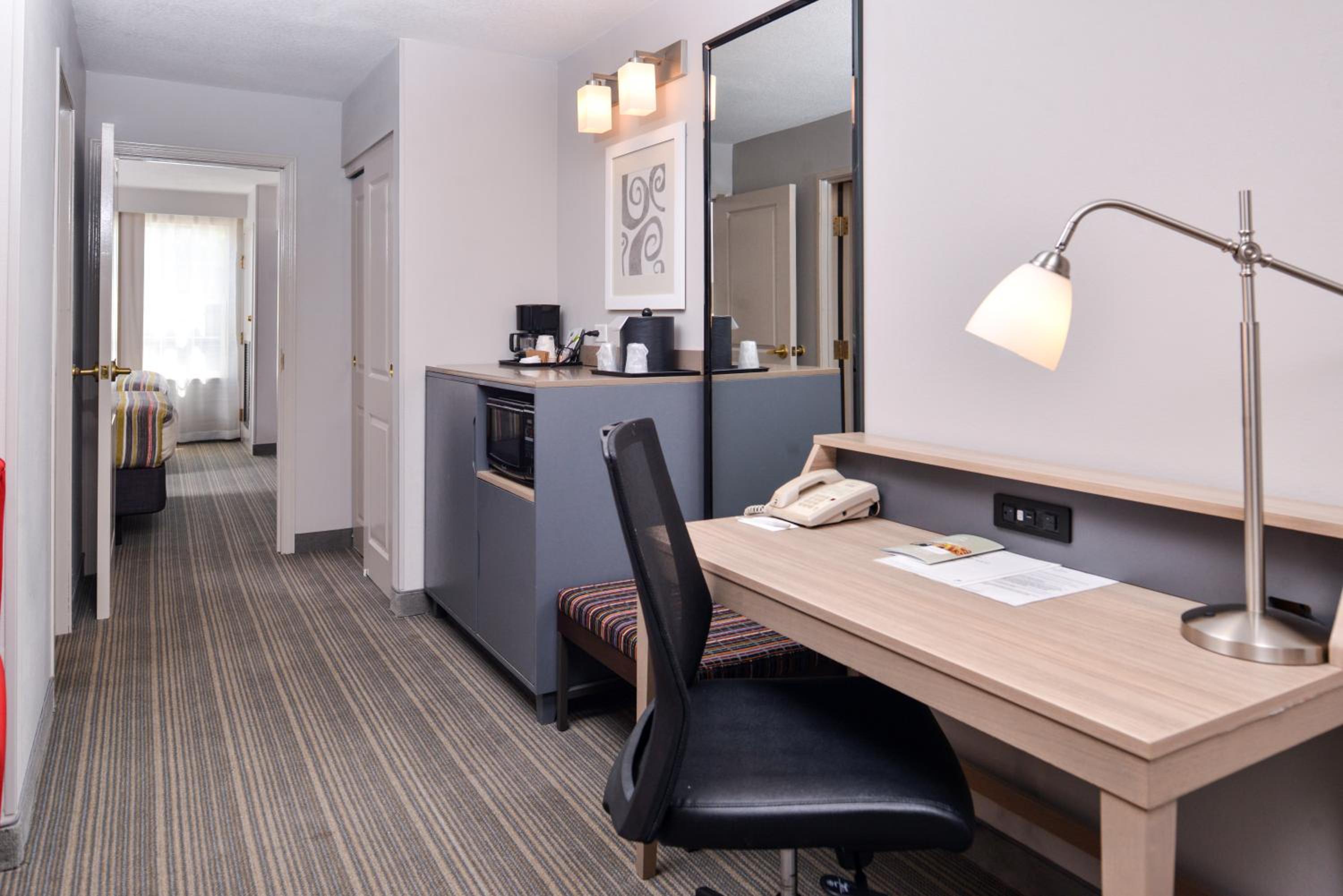 One-Bedroom Queen Suite - Photo 2