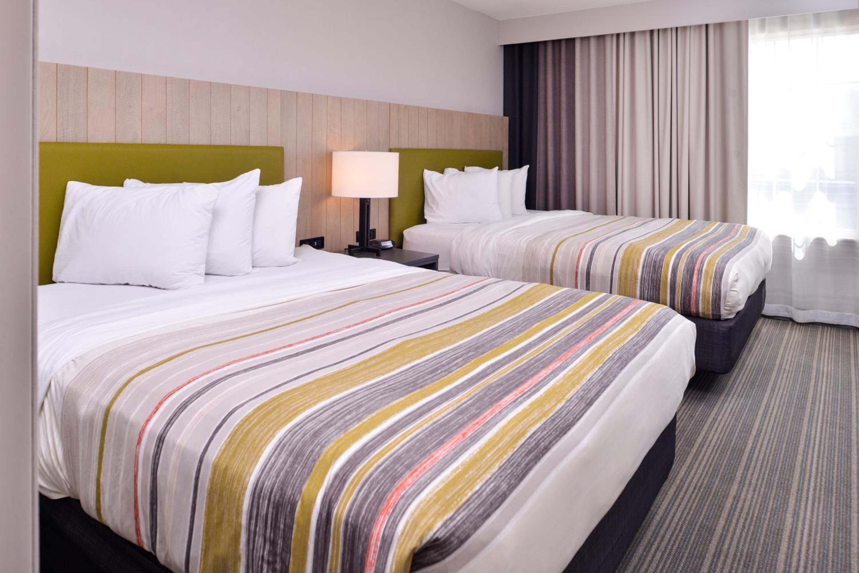 Queen Room with Two Queen Beds - Photo 8