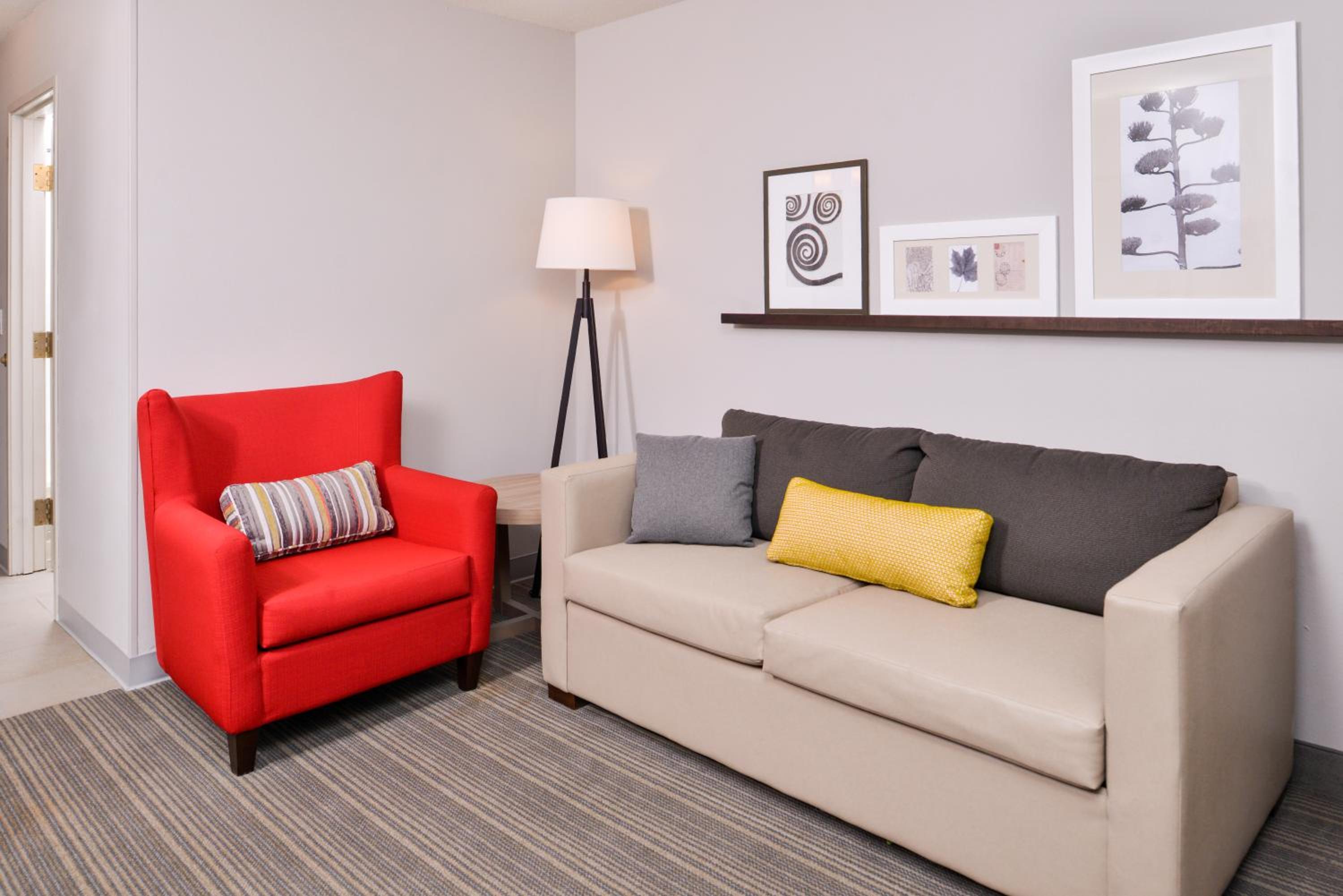 One-Bedroom Queen Suite - Photo 3