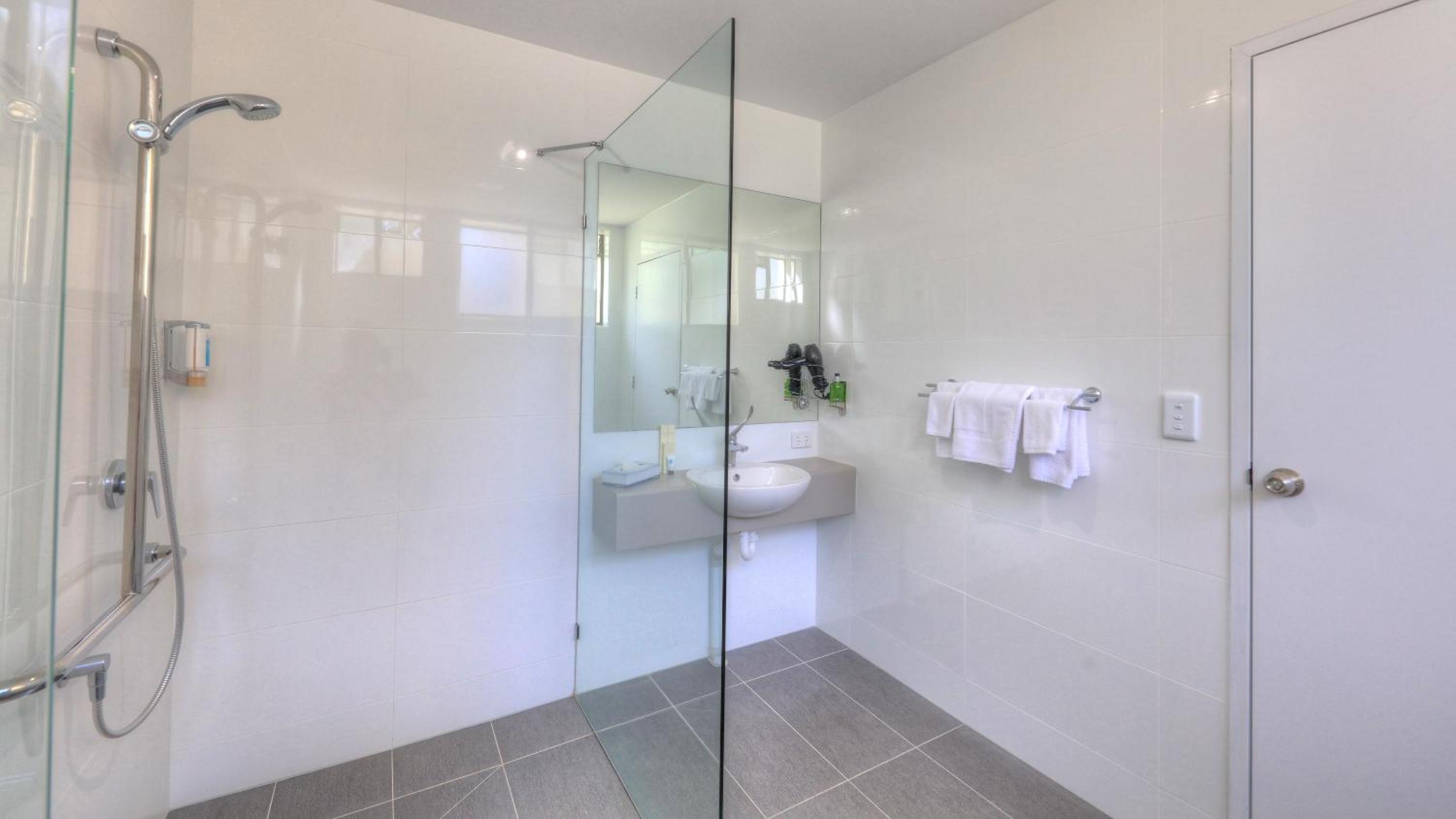 Deluxe Room with Queen and Single Bed - Disability Access, photo 6