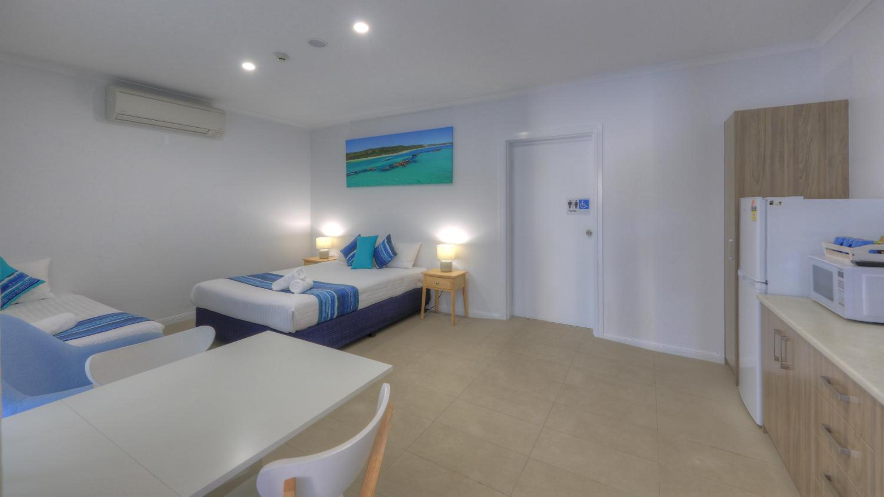 Deluxe Room with Queen and Single Bed - Disability Access photo 2