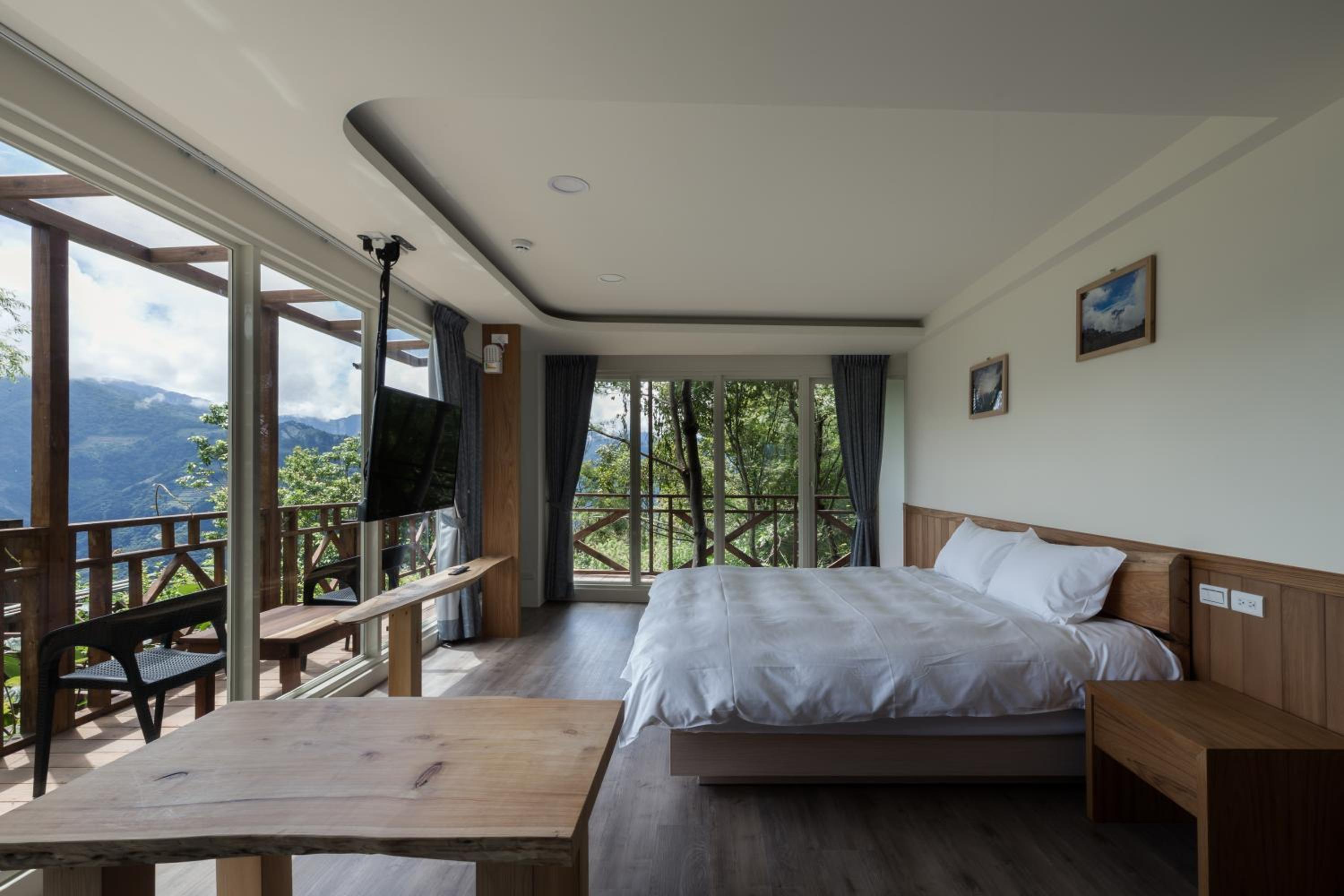 Queen Room with Balcony photo 3