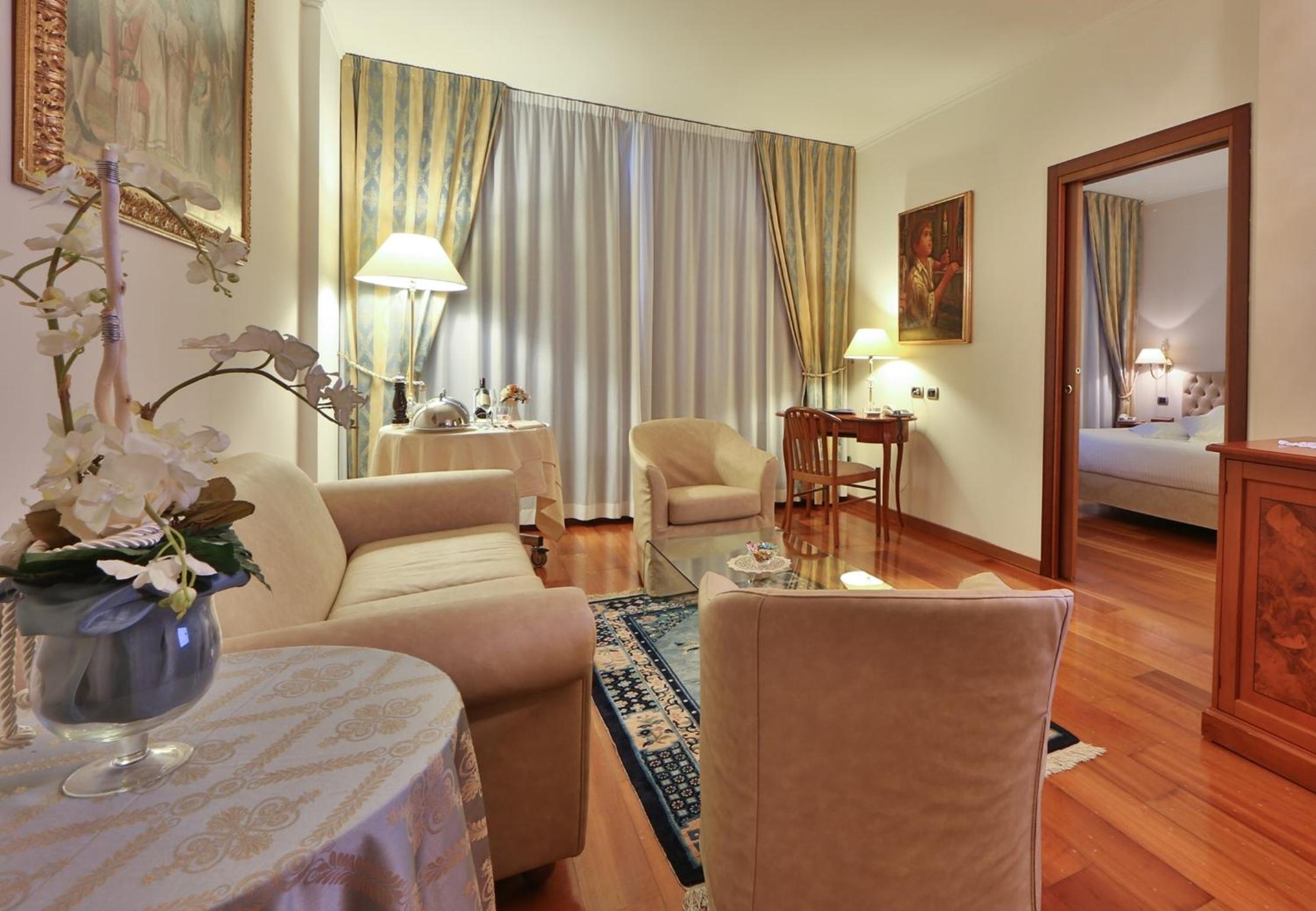 Suite - Photo 10