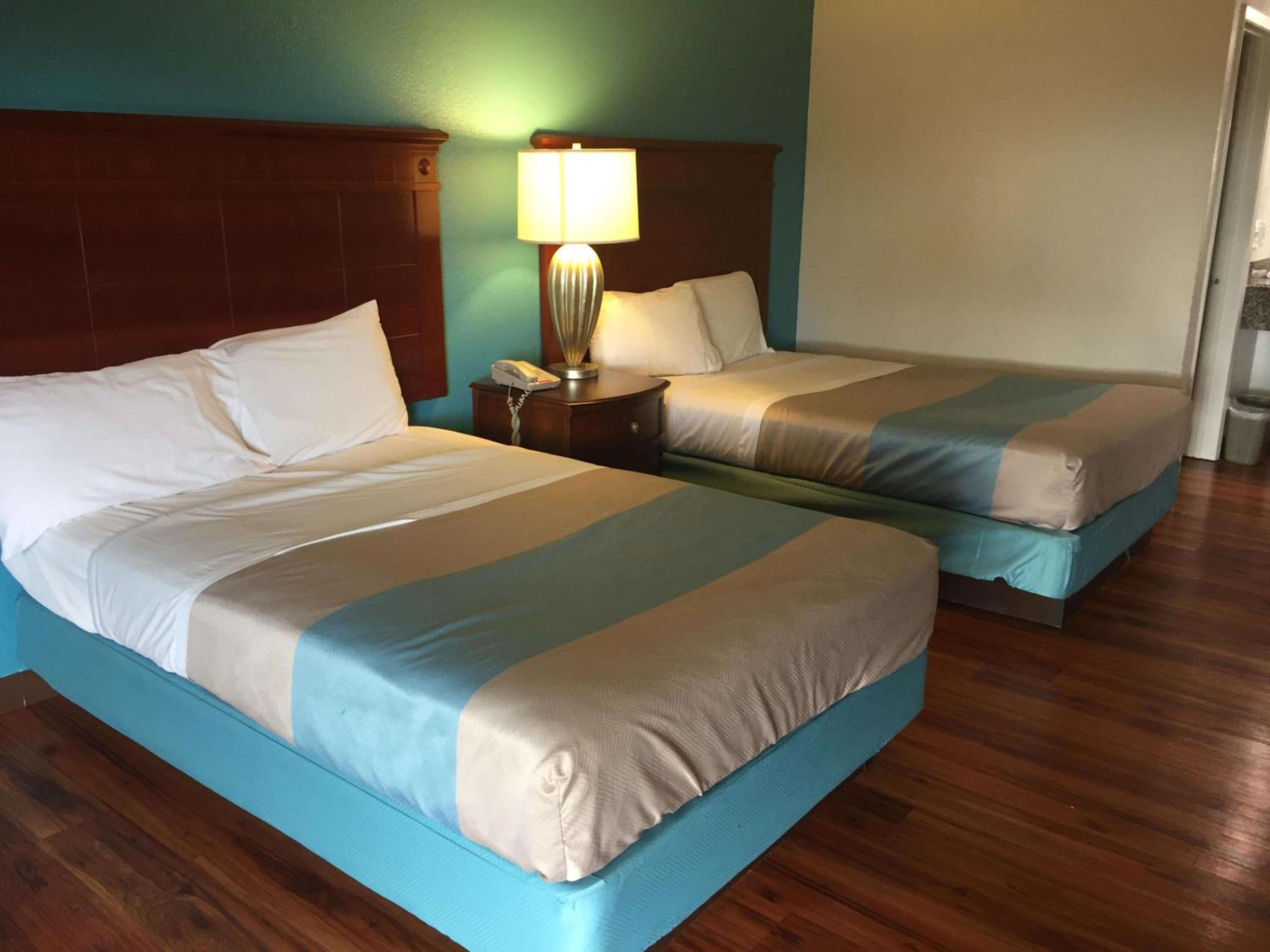 Queen Room with Two Queen Beds - Non-Smoking photo 3