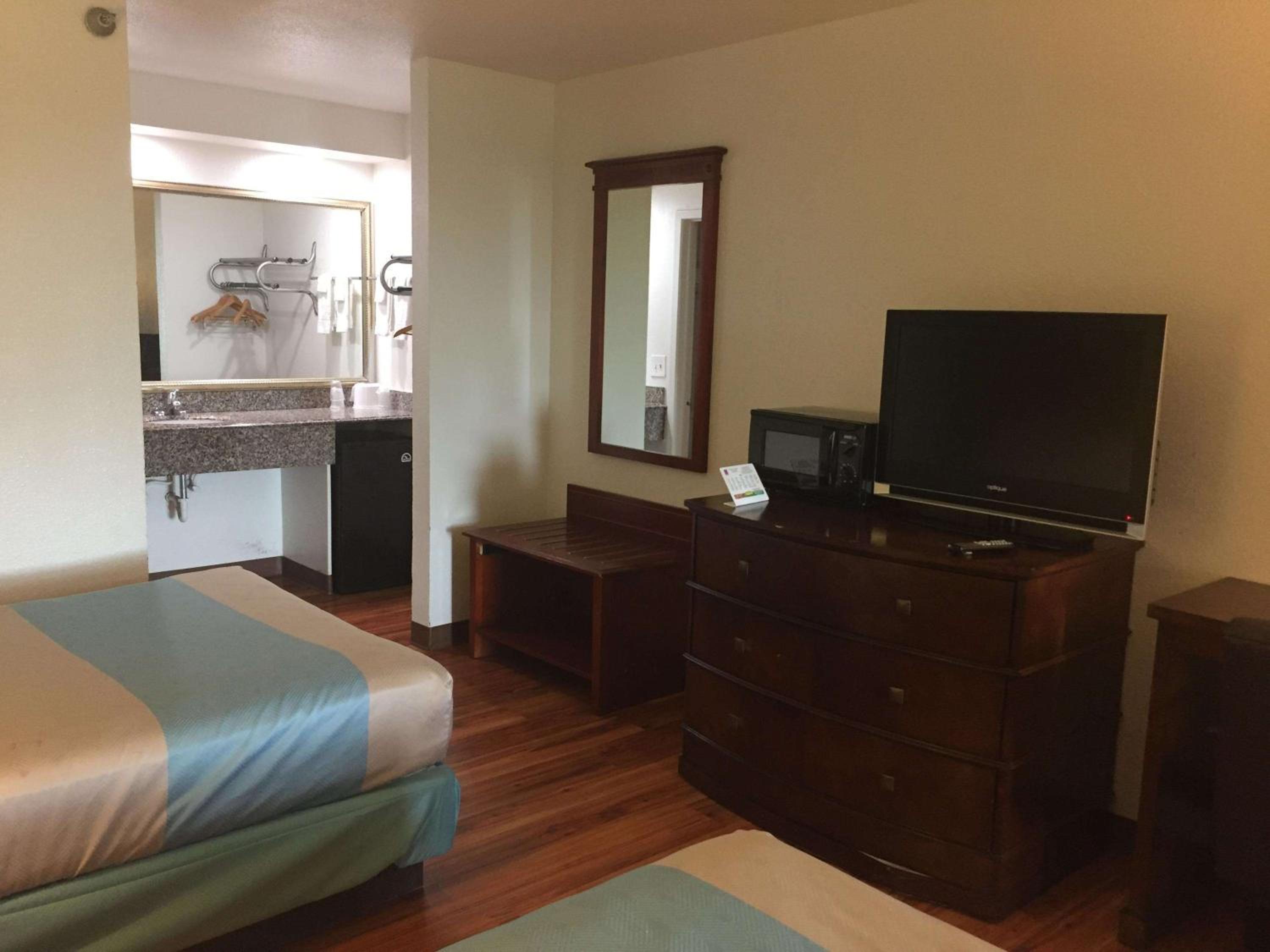 Queen Room with Two Queen Beds - Smoking photo 3