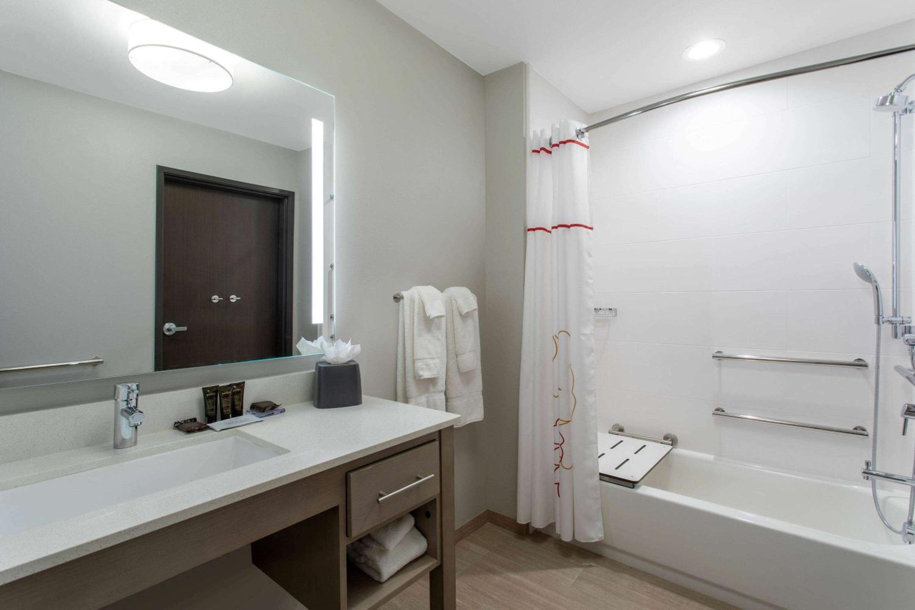 Suite with Two Queen Beds - Mobility Access/Non-Smoking - Photo 5