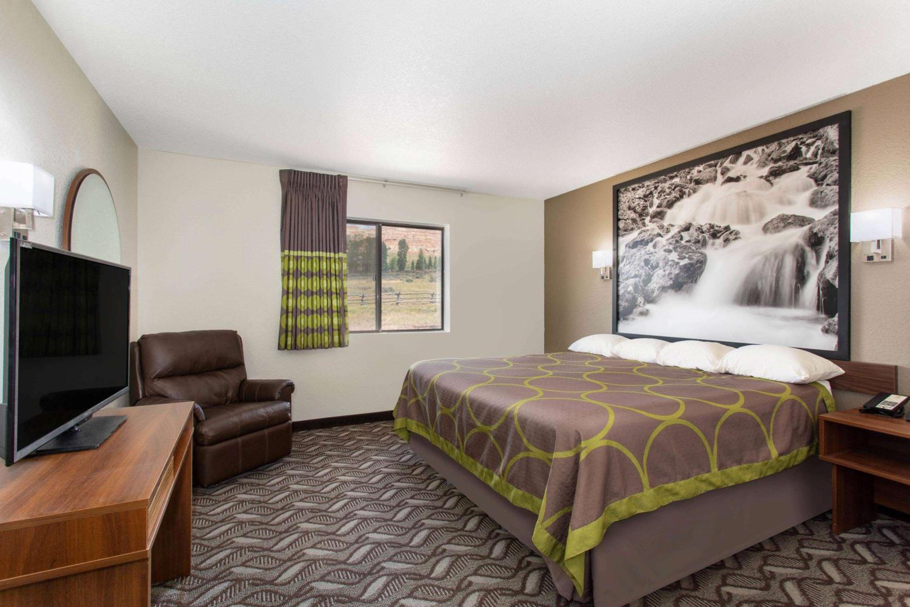 King Room - Non-Smoking - Photo 7
