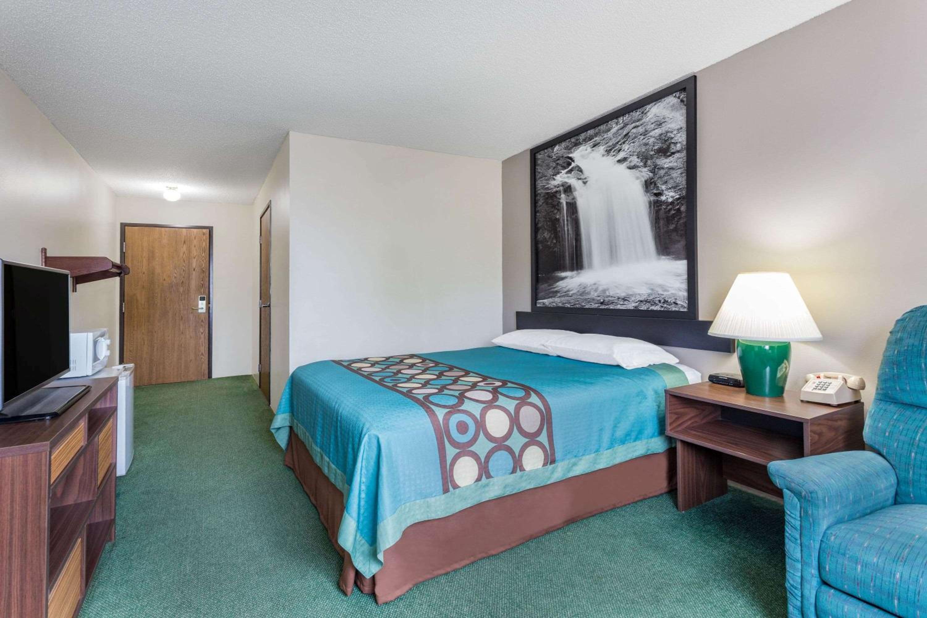 King Room - Non-Smoking - Photo 3